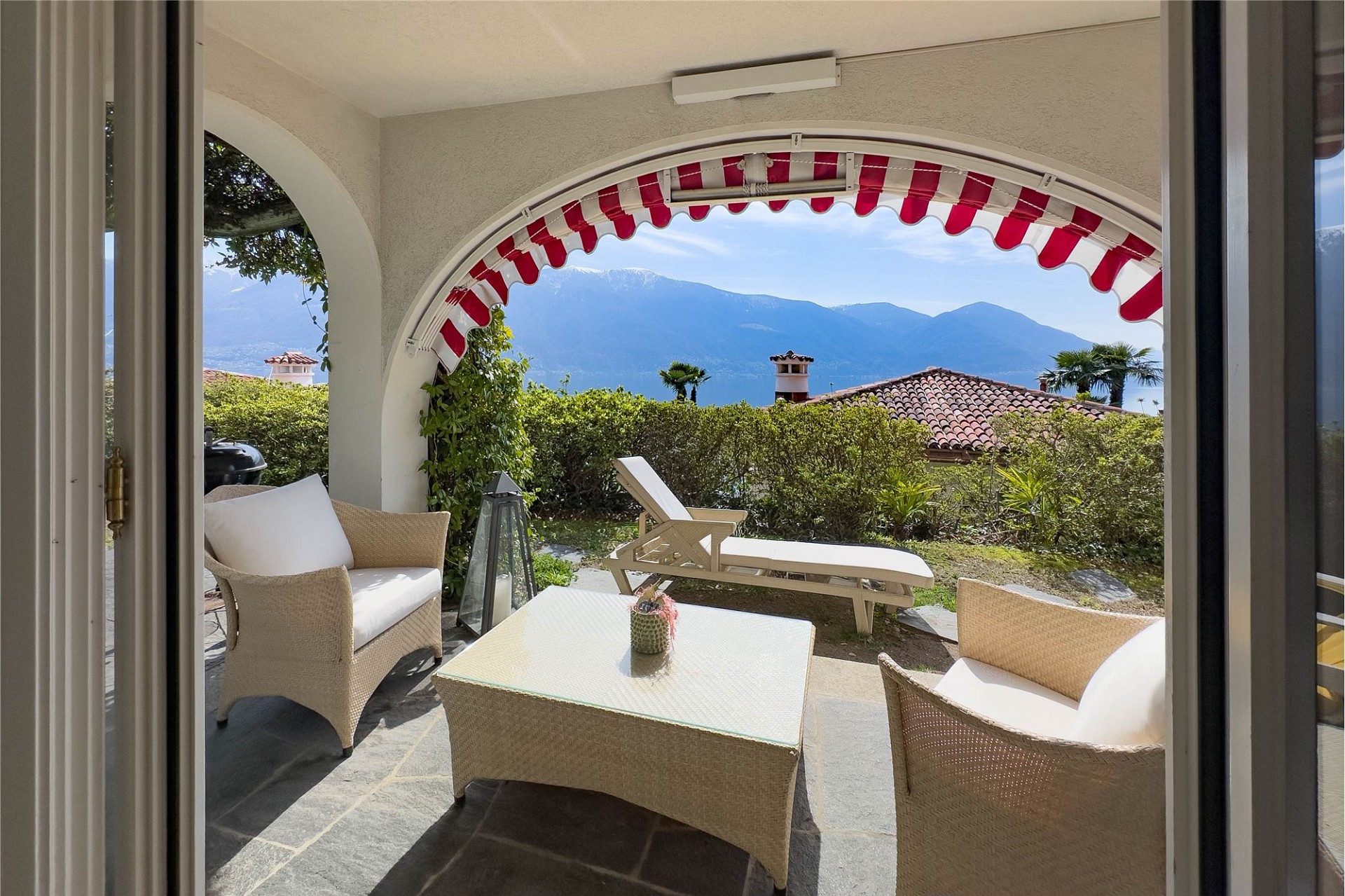 Überdachte Terrasse mit Bergblick