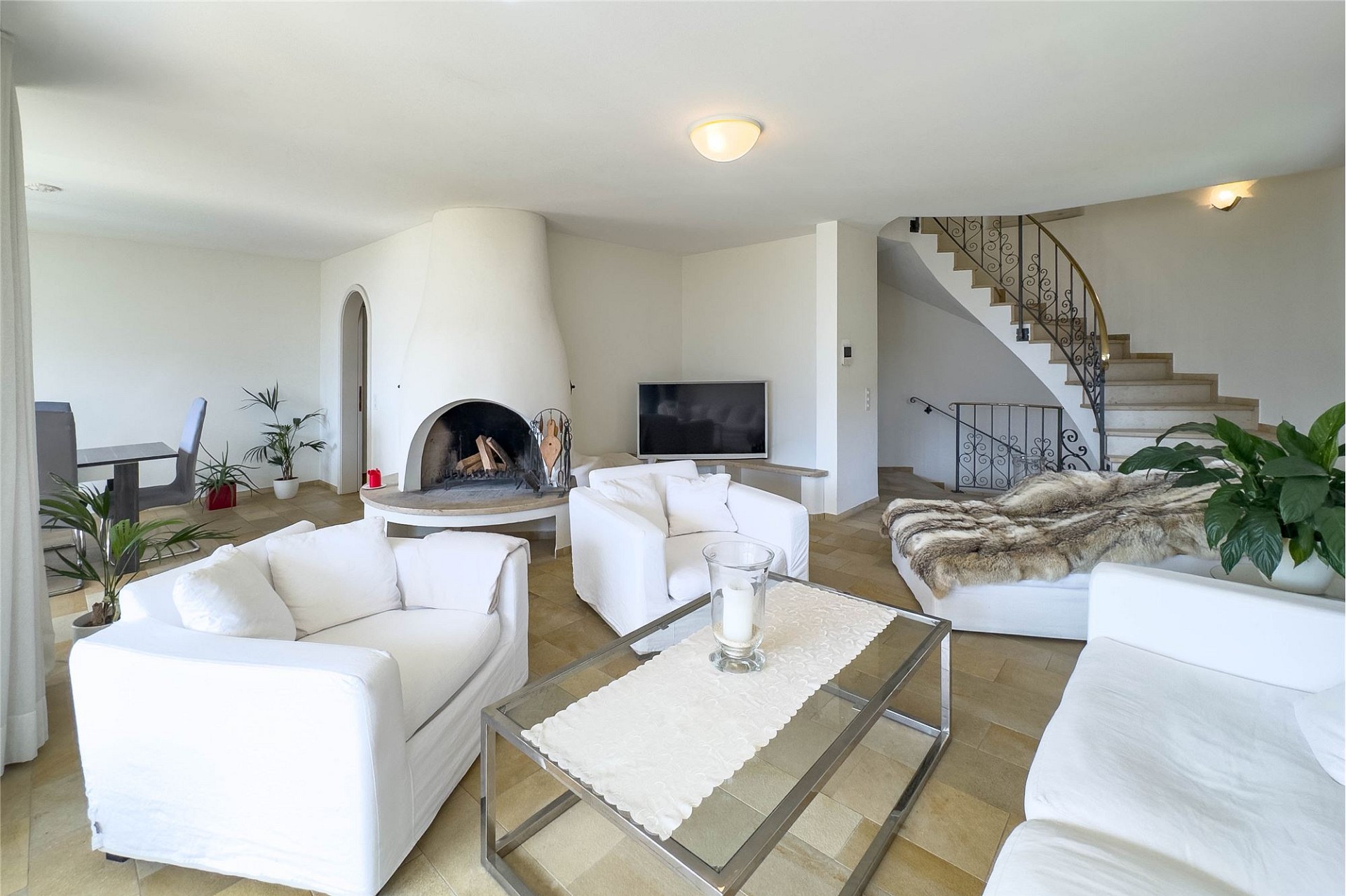 Heller Wohnraum mit Kamin und Treppe
