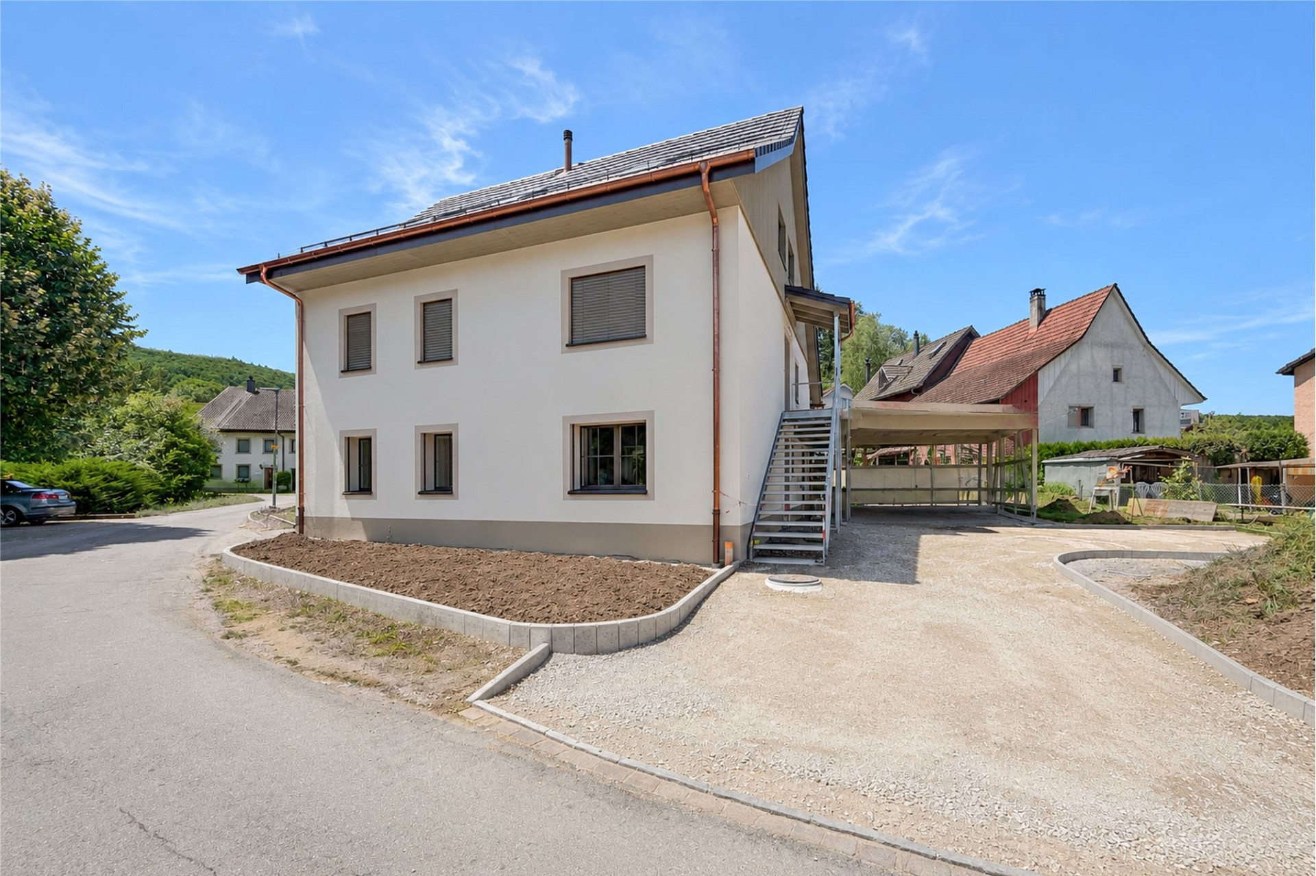 Wohnhaus mit Zufahrt und Nebengebäude