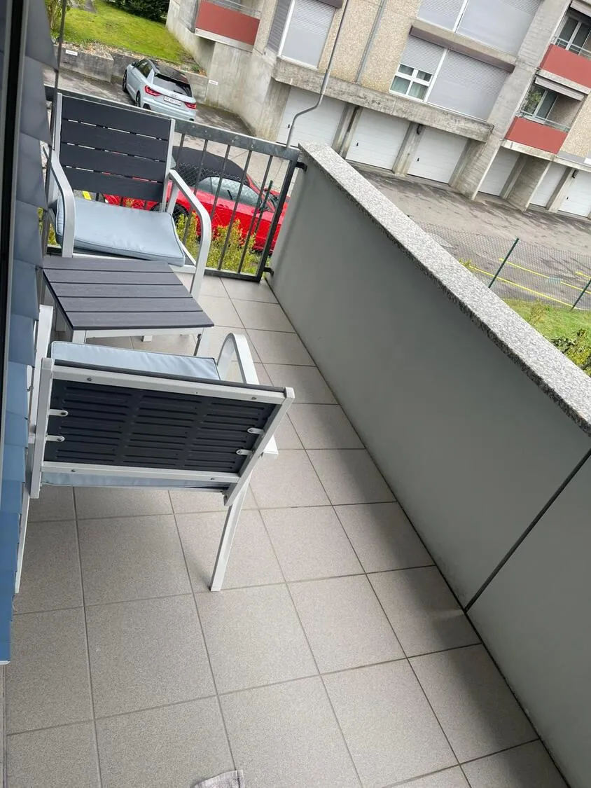 Balkon mit Blick auf Wohnanlage