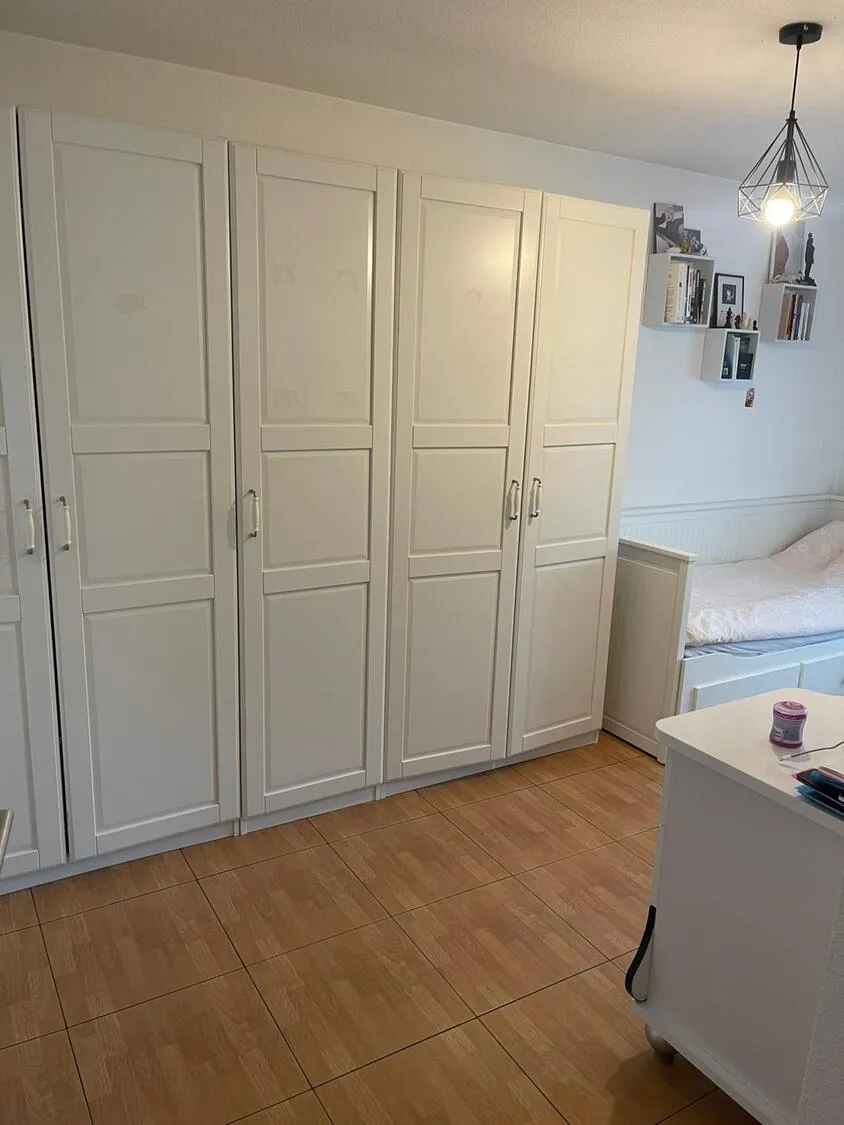 Schlafzimmer mit großem Kleiderschrank