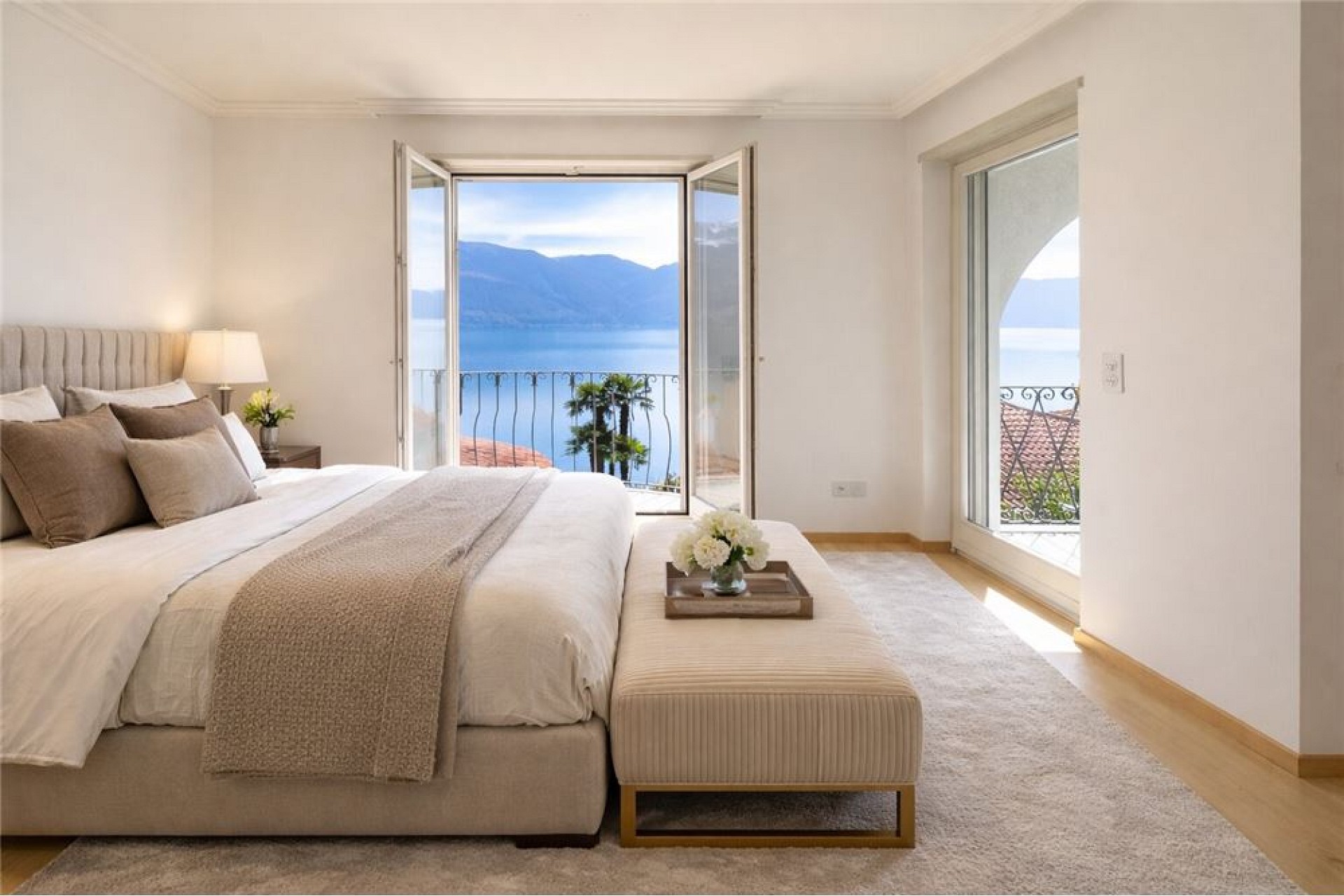 Helles Schlafzimmer mit Seeblick