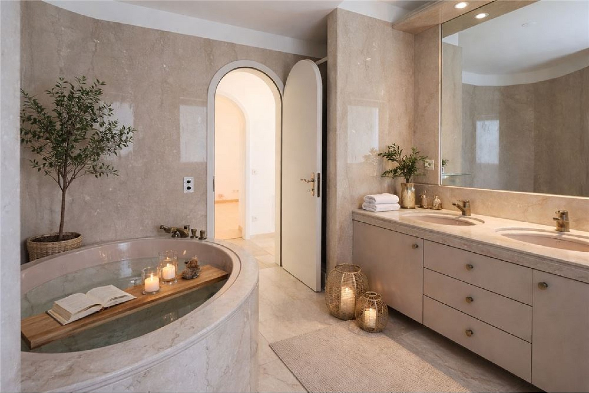 Luxuriöses Bad mit freistehender Wanne