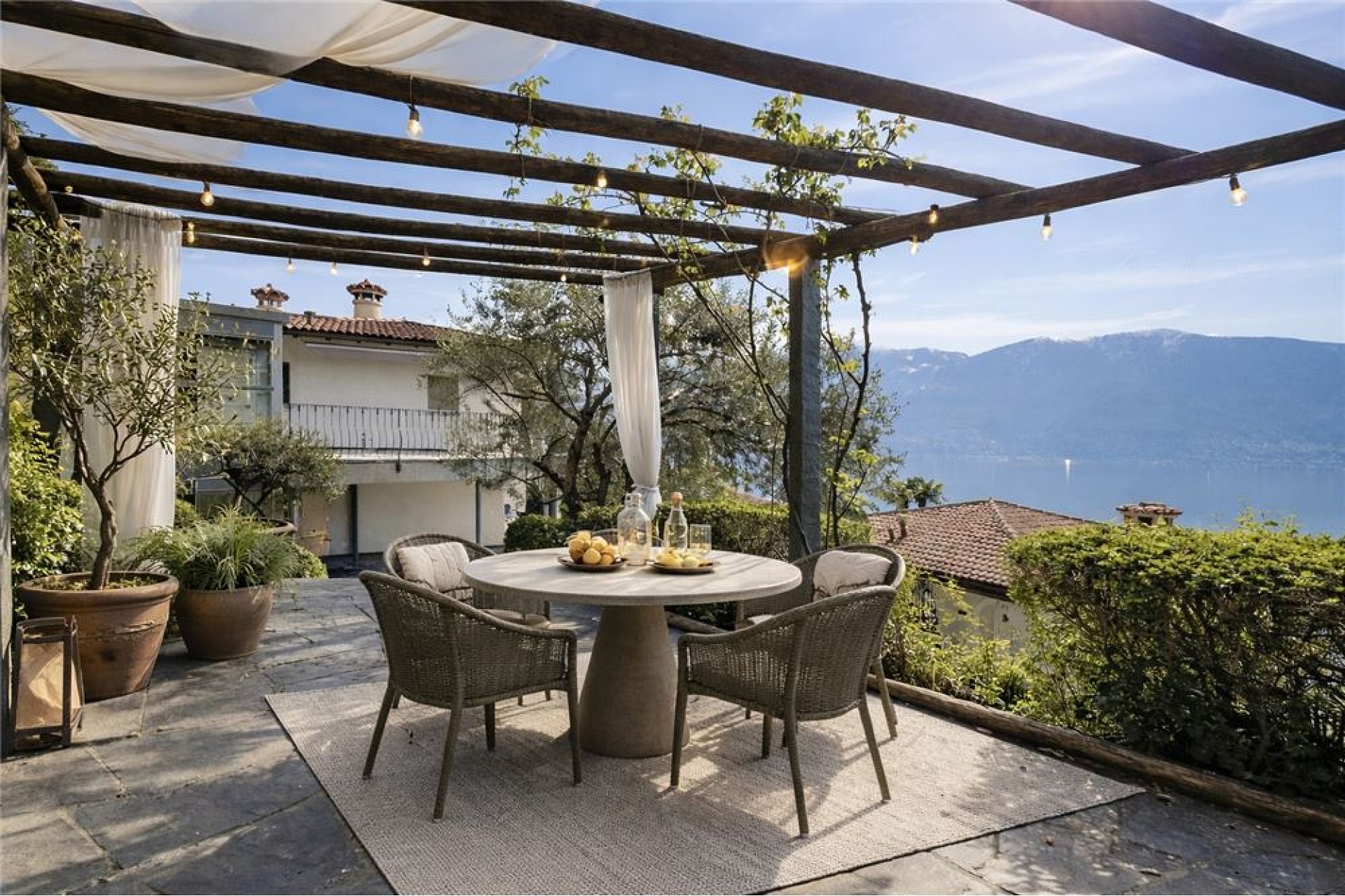 Terrasse mit Pergola und Seeblick