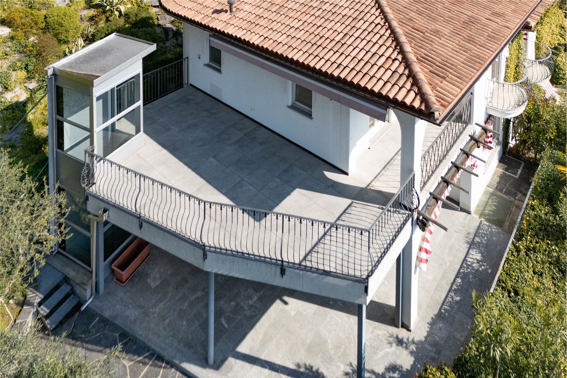 Dachterrasse an einem mediterranen Wohnhaus