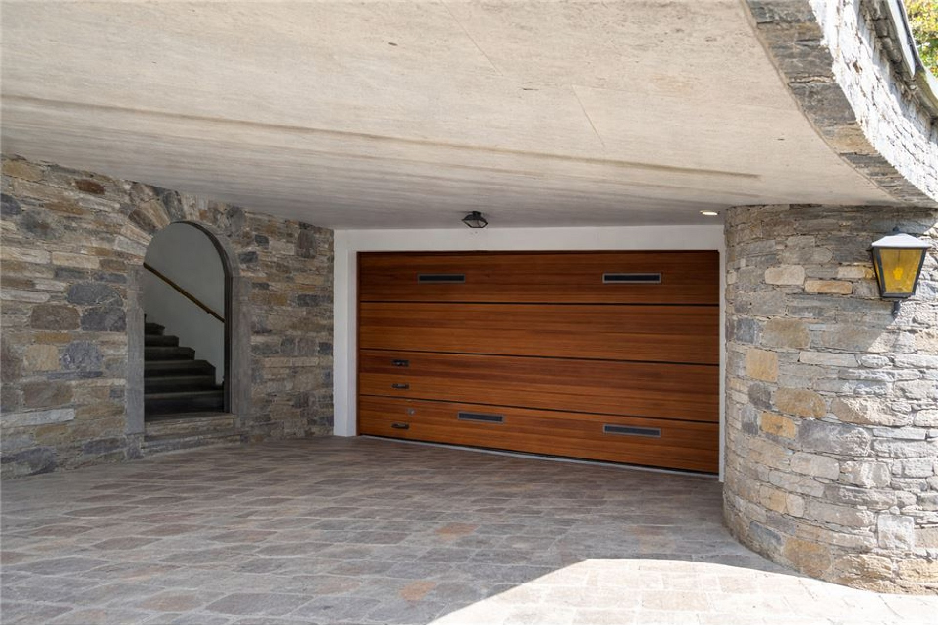 Stein-Garagenzufahrt mit Holztor