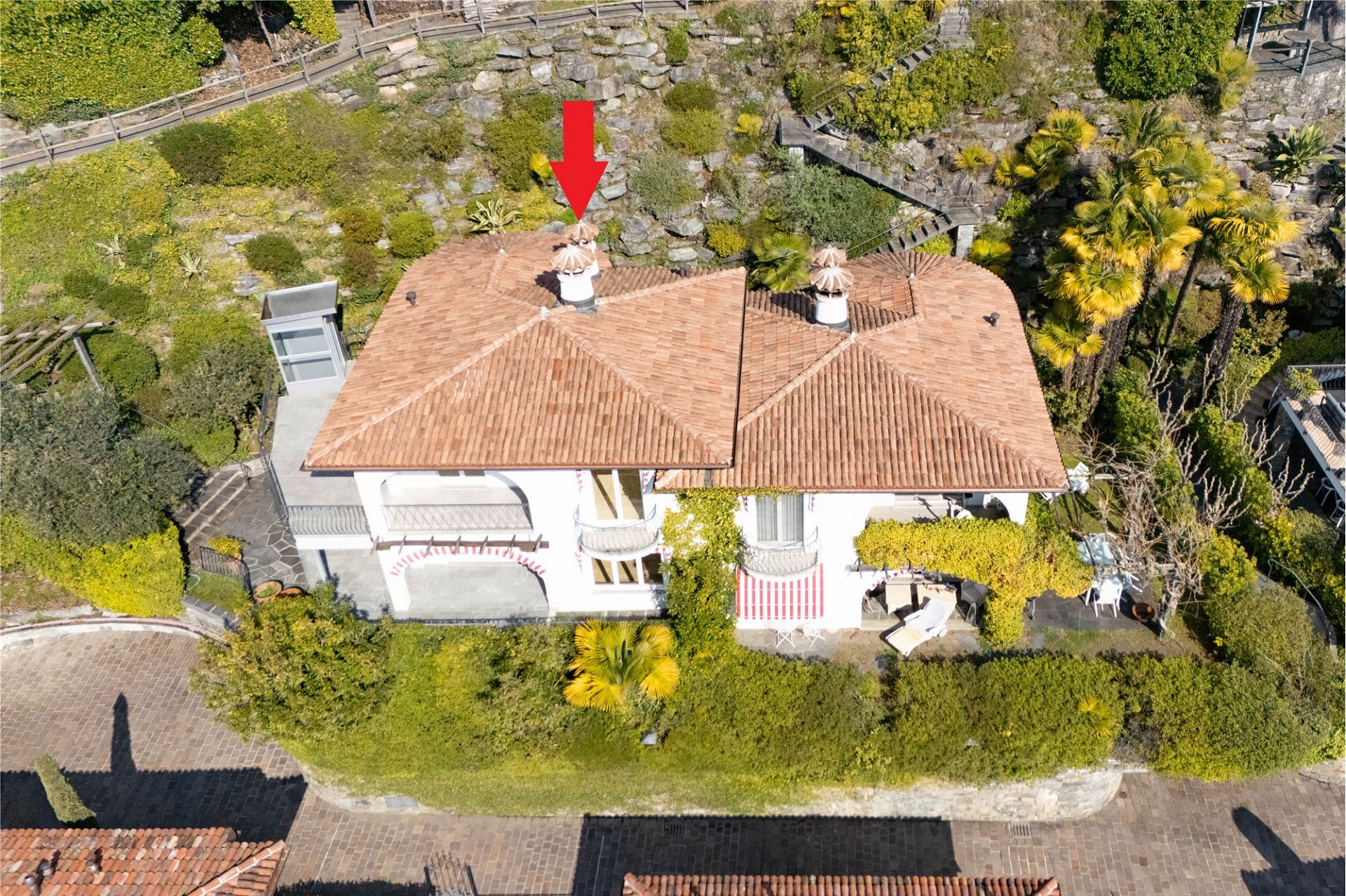 Villa mit mediterranem Ziegeldach aus der Luft