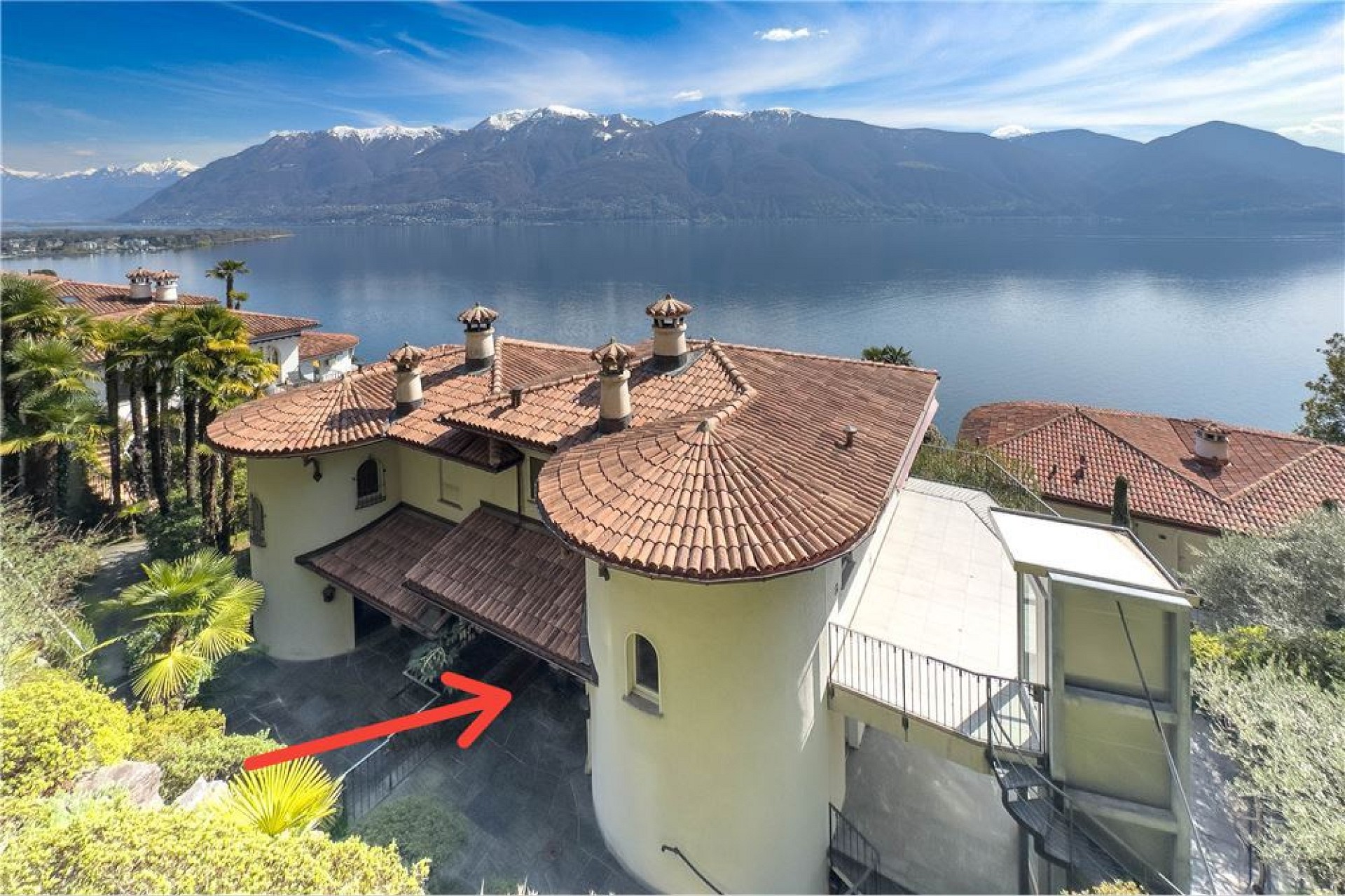 Seeblick-Villa mit Terrakotta-Dächern