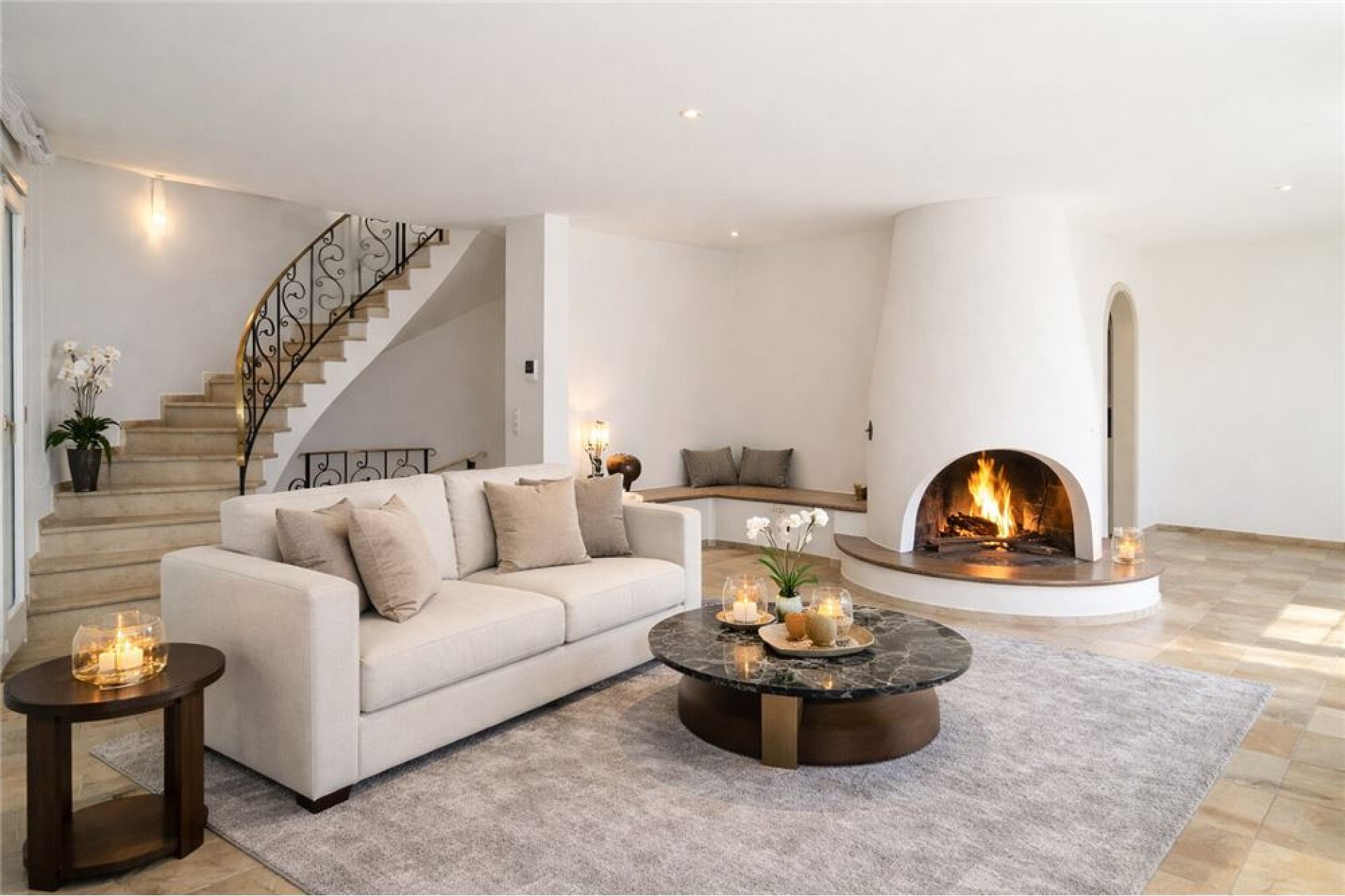 Elegantes Wohnzimmer mit Kamin und Treppe