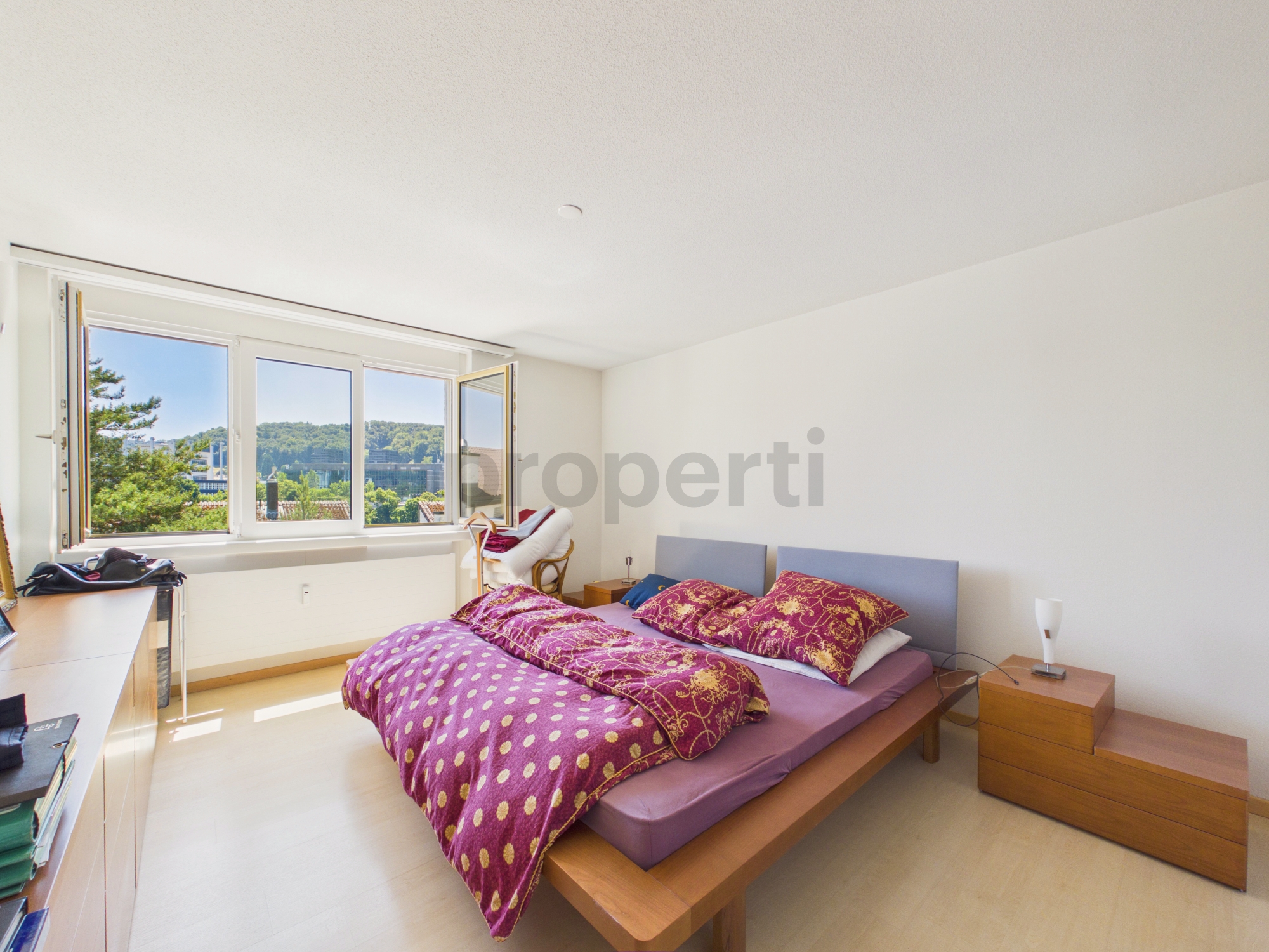 Helles Schlafzimmer mit Aussicht