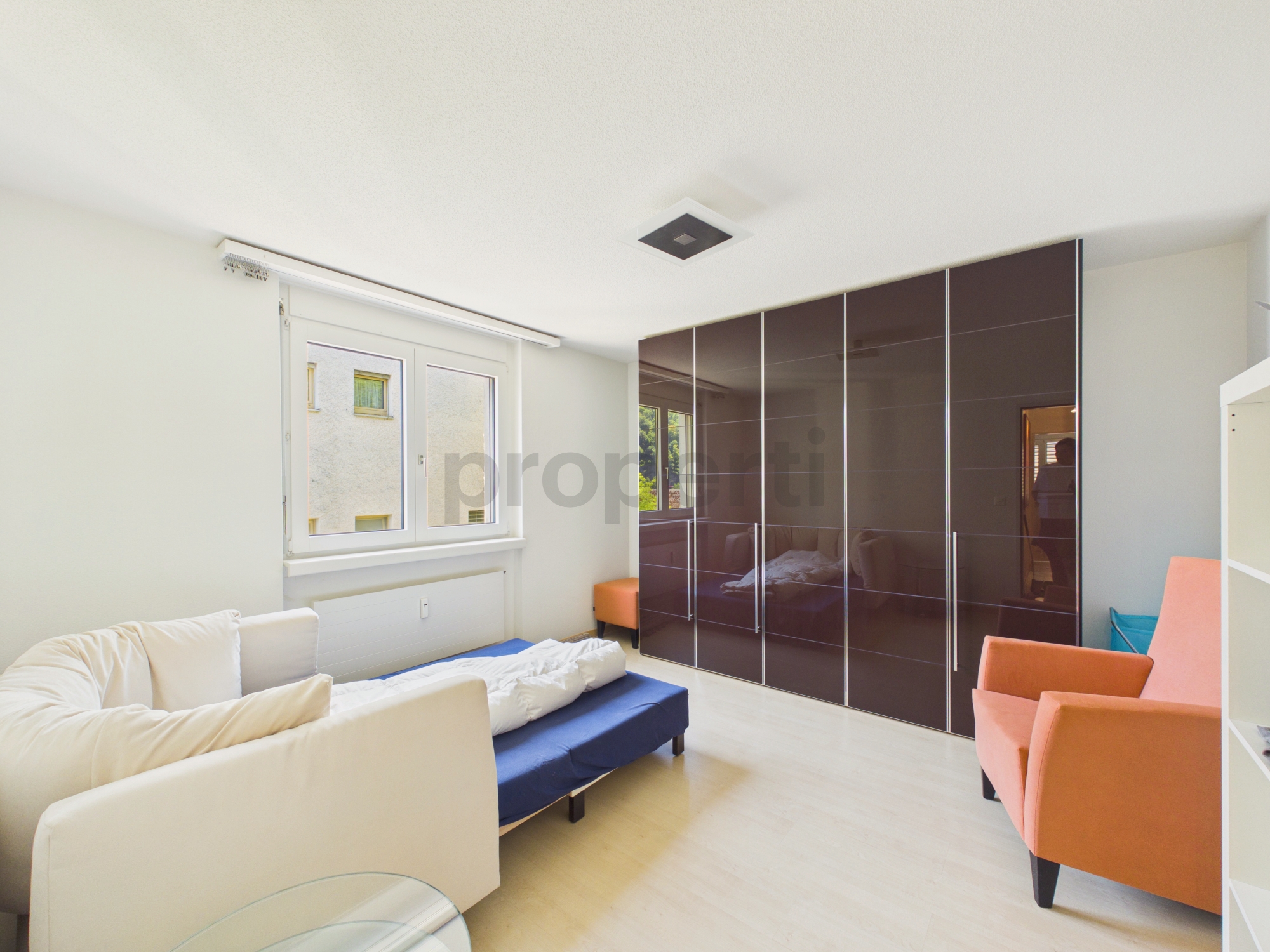 Helles Schlafzimmer mit großem Kleiderschrank