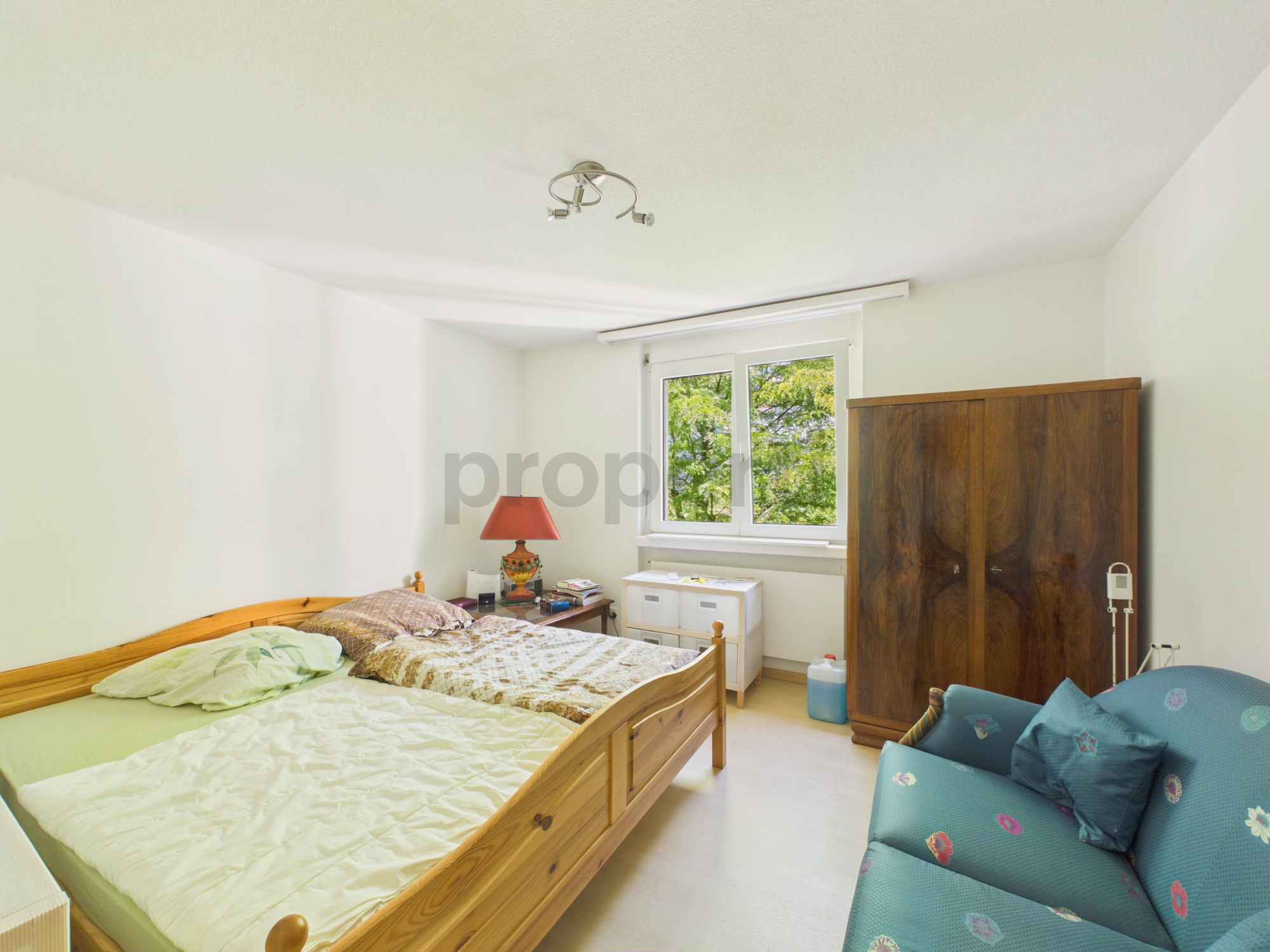 Helles Schlafzimmer mit einfacher Möblierung