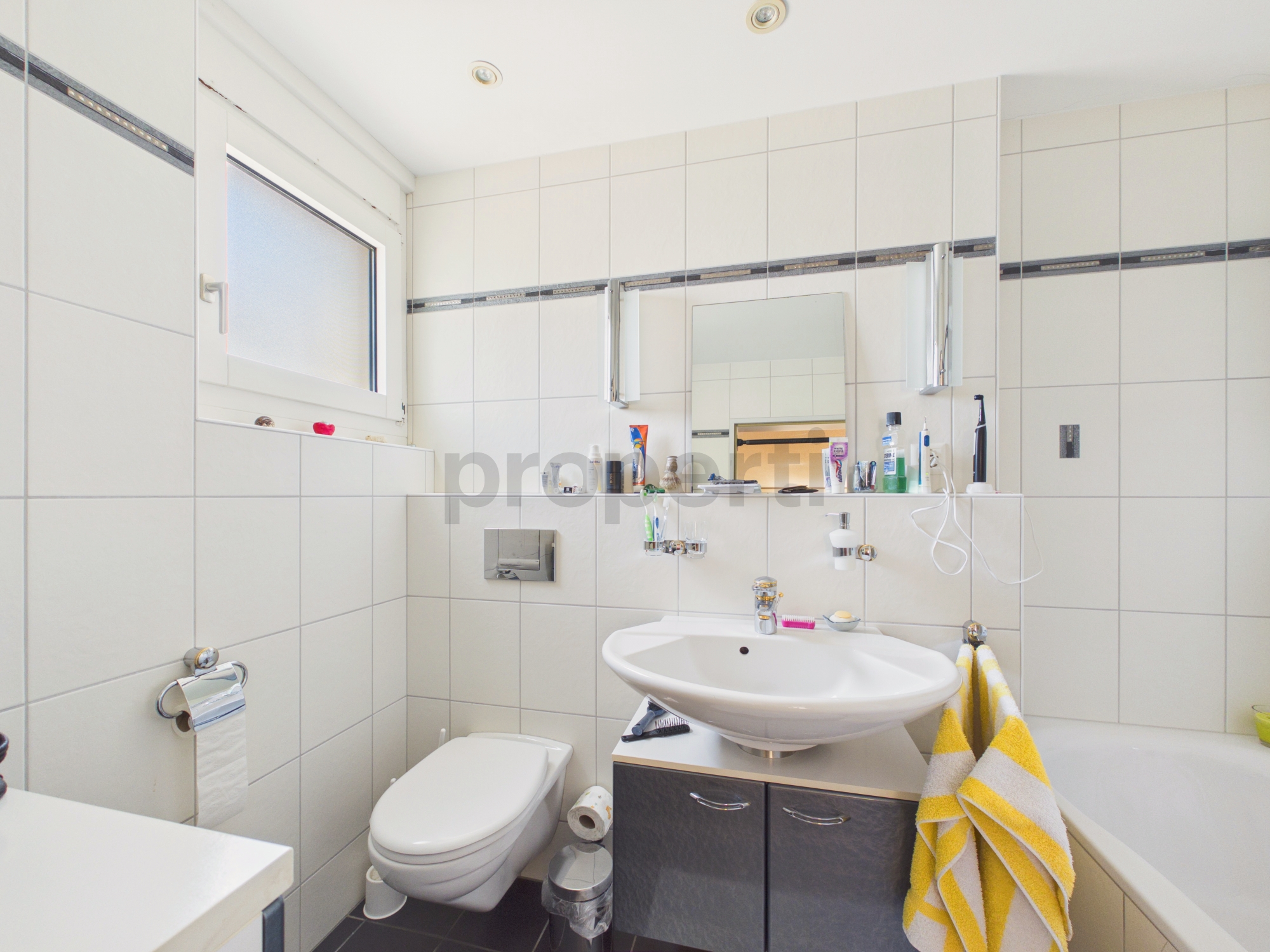 Modernes Badezimmer mit Badewanne und Waschtisch