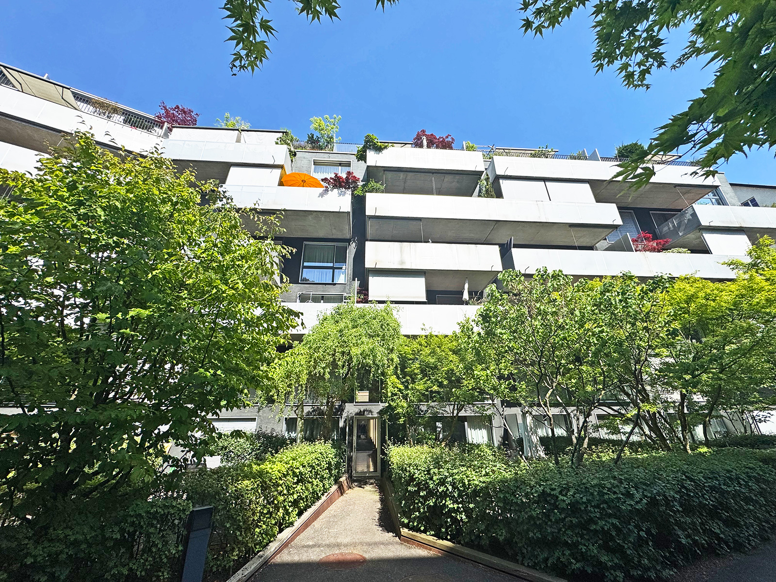 Moderne Wohnanlage mit begrünten Balkonen