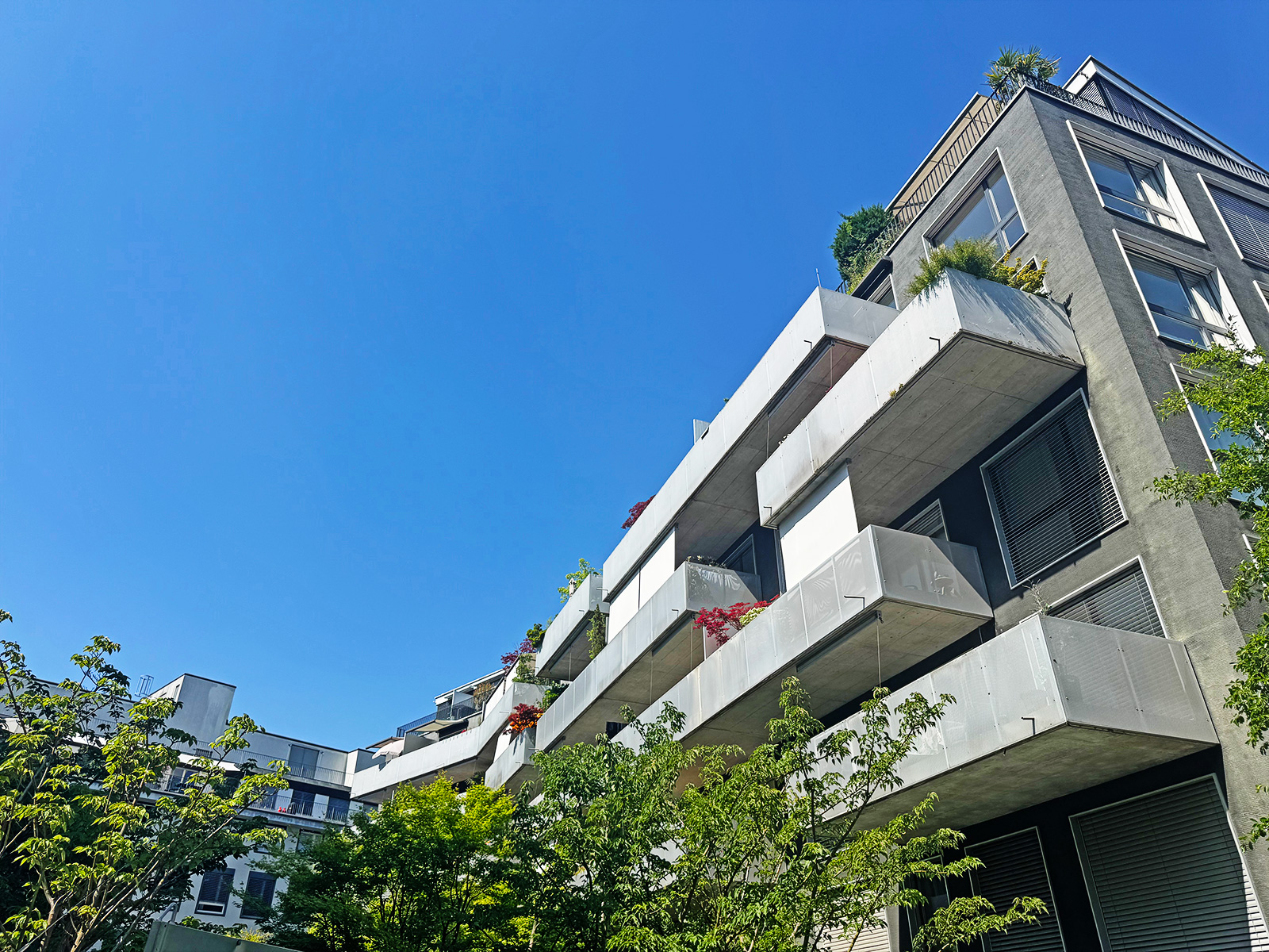 Modernes Mehrfamilienhaus mit Balkonen