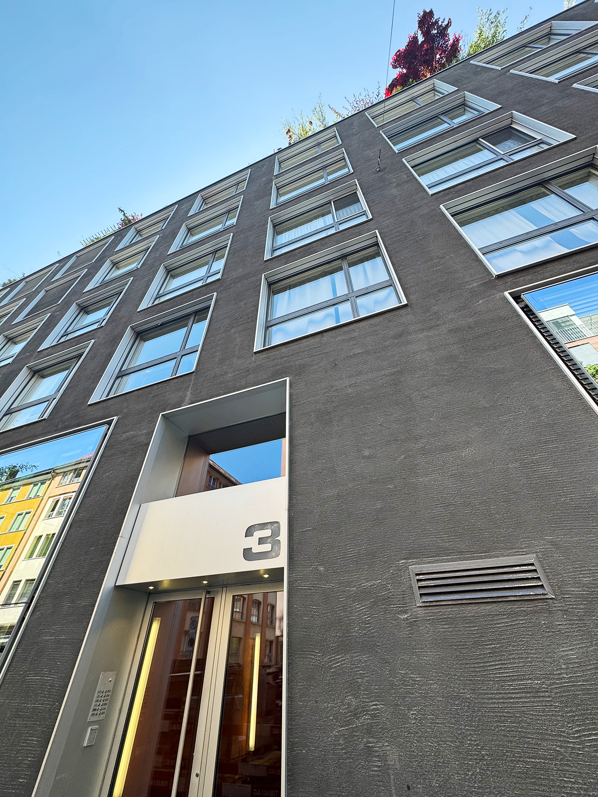 Moderne Gebäudeansicht mit dunkler Fassade