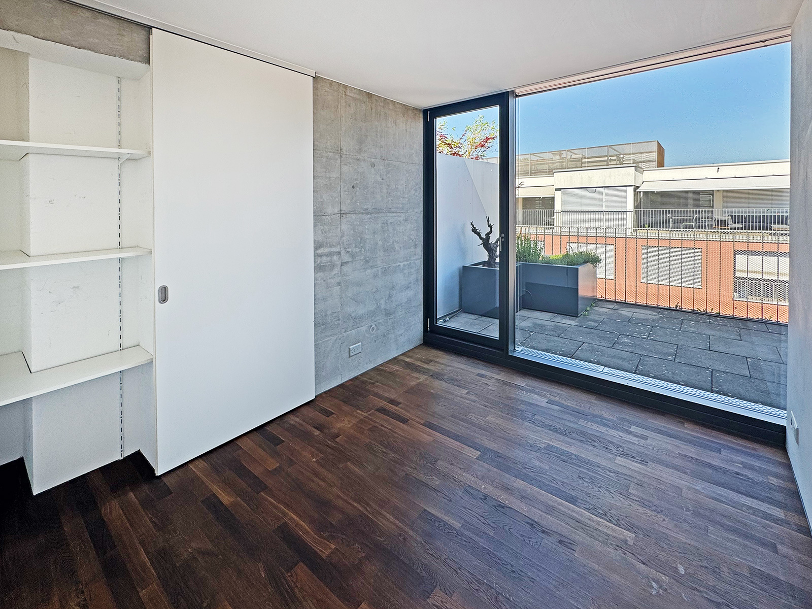Modernes Zimmer mit Balkonzugang