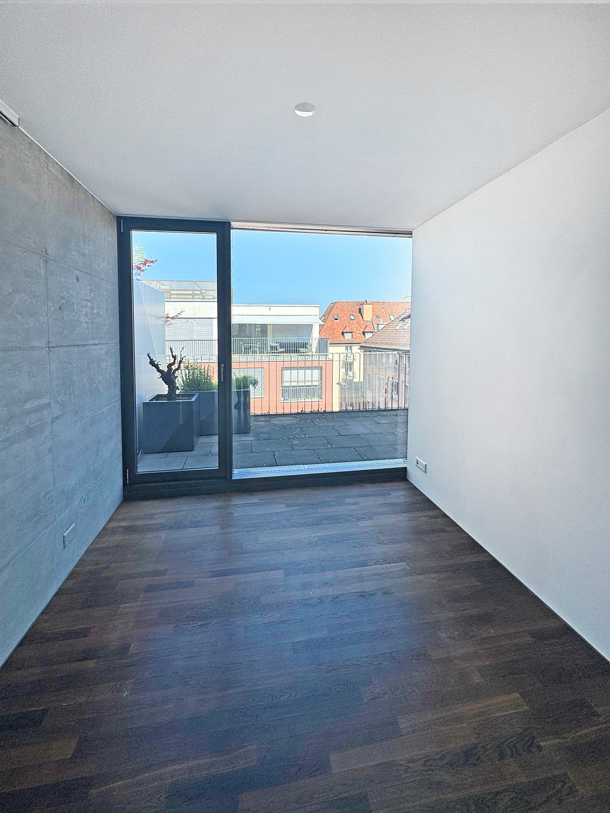 Modernes Zimmer mit Balkonzugang
