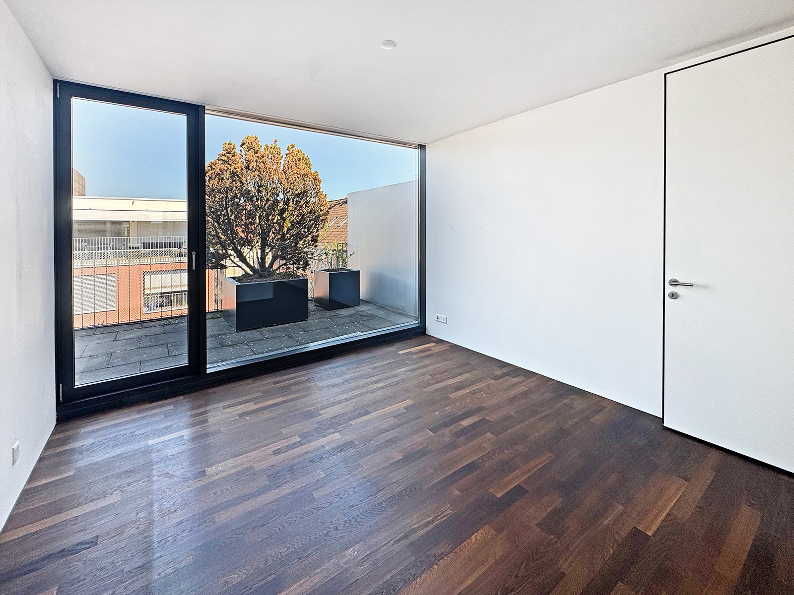Heller Raum mit Balkon- oder Terrassenzugang