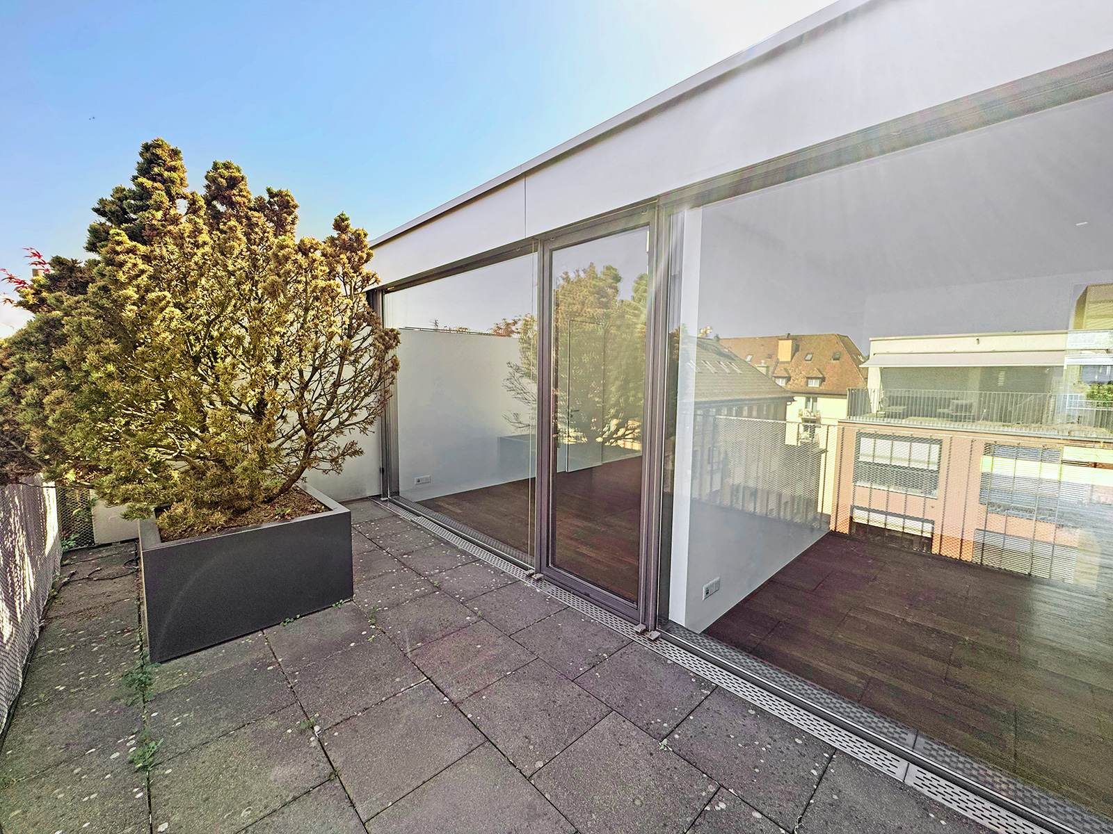 Dachterrasse mit Glasfassade