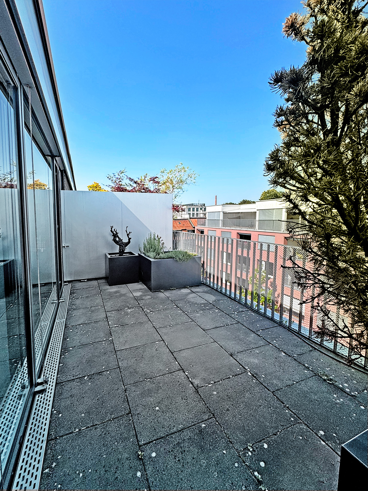 Dachterrasse mit Blick über die Nachbarschaft