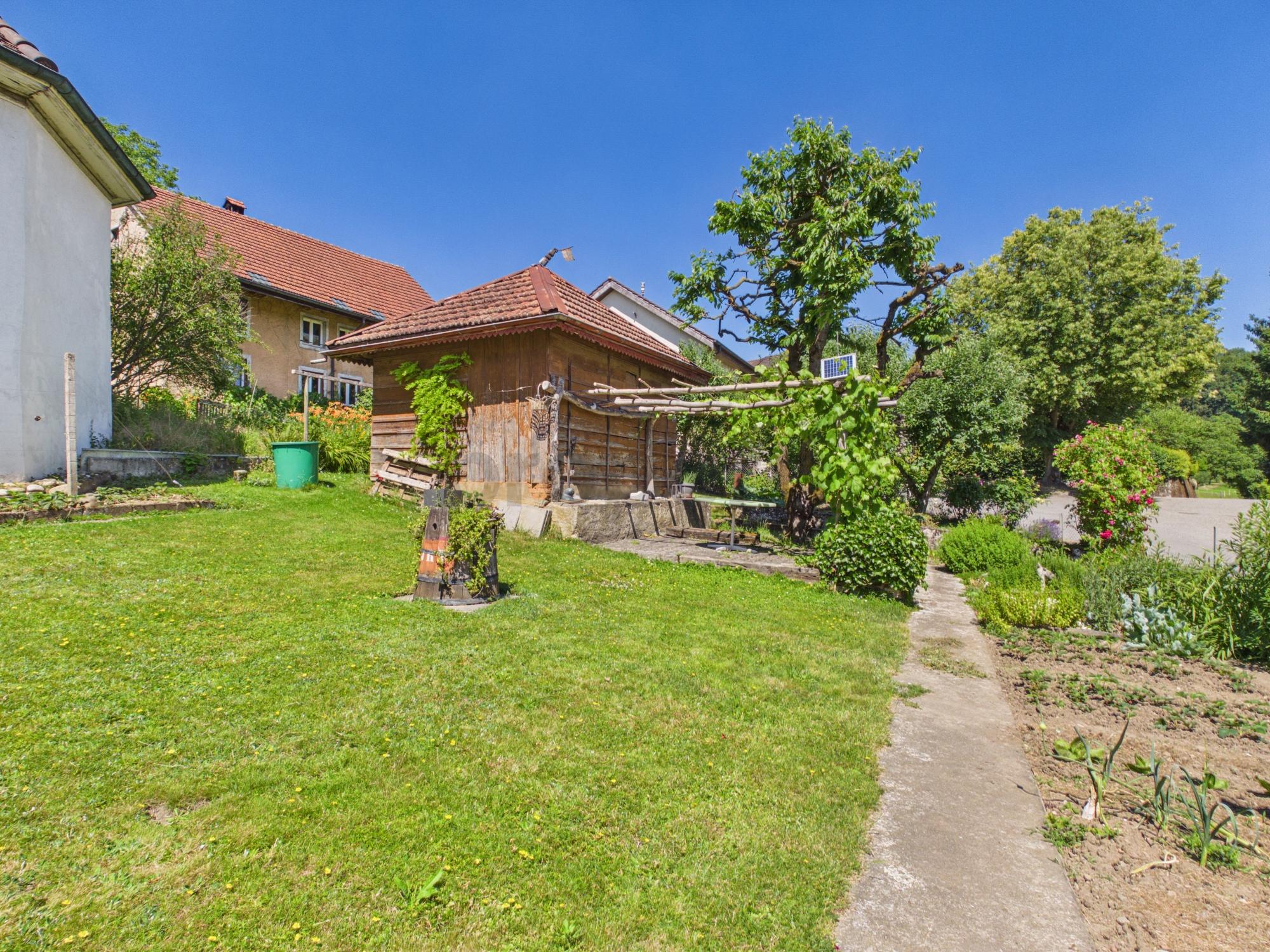 Garten mit Nebengebäude