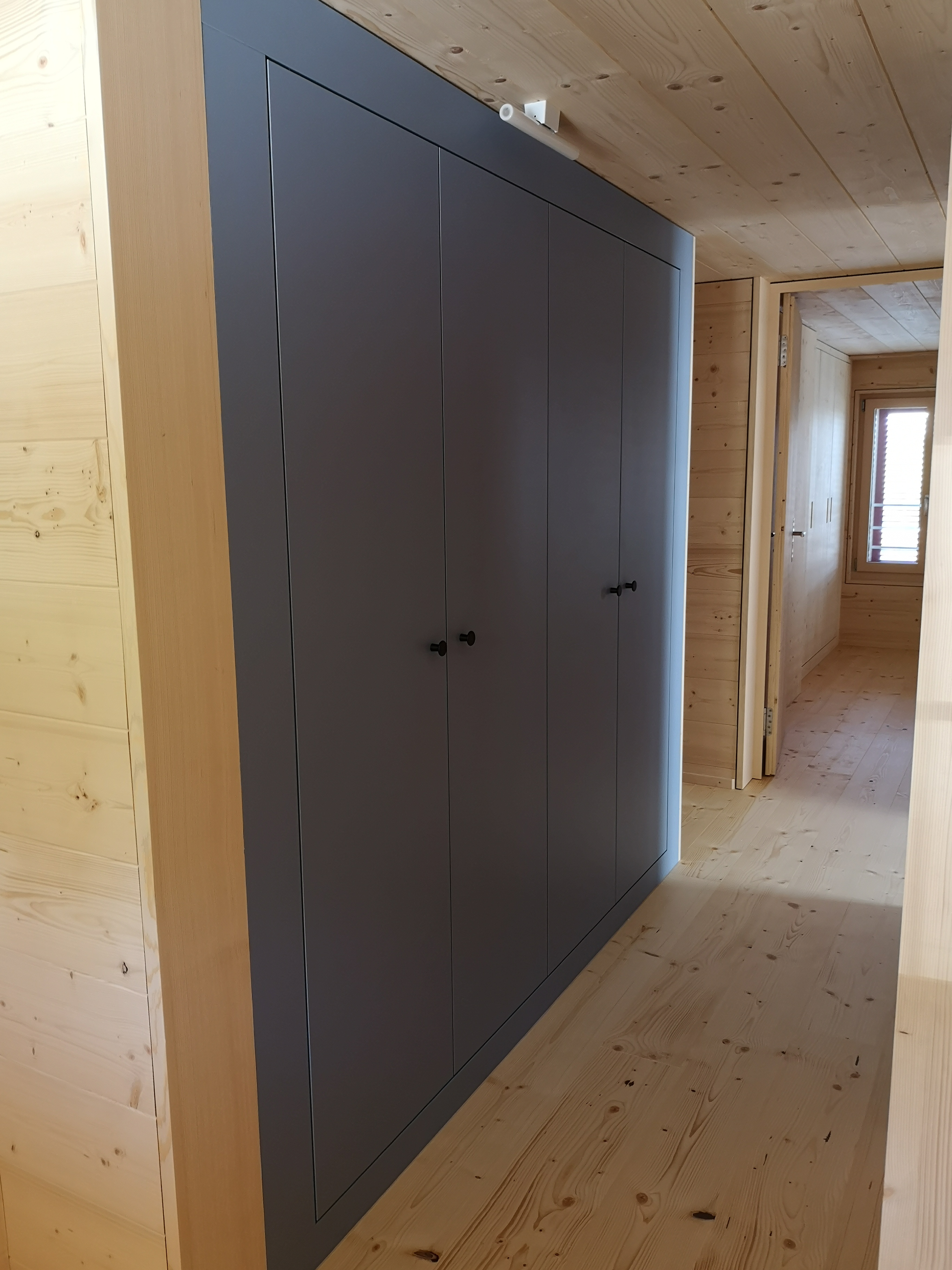 Holzvertäucherter Flur mit Einbauschrank