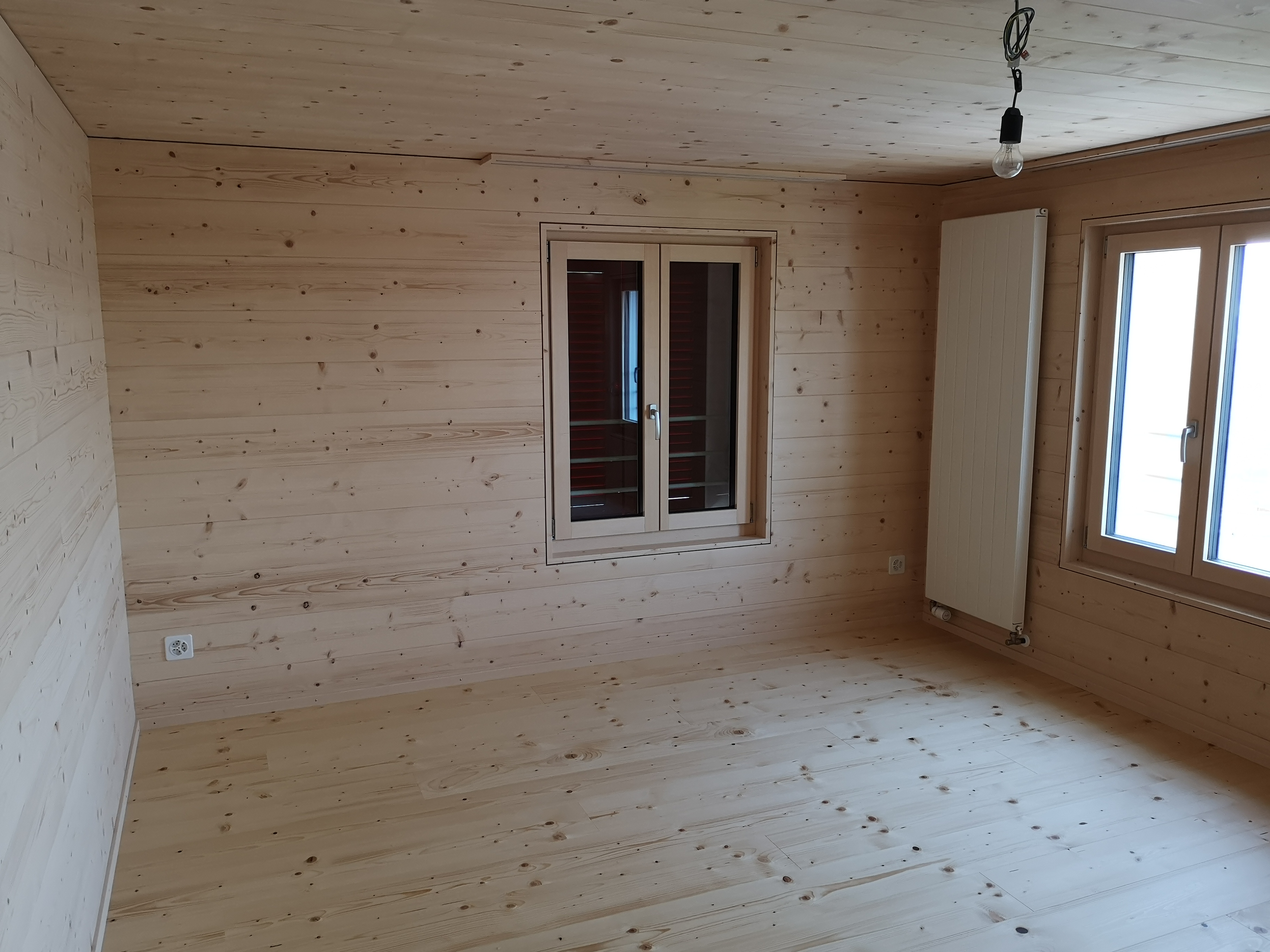 Heller leerer Holzinnenraum mit Fenstern