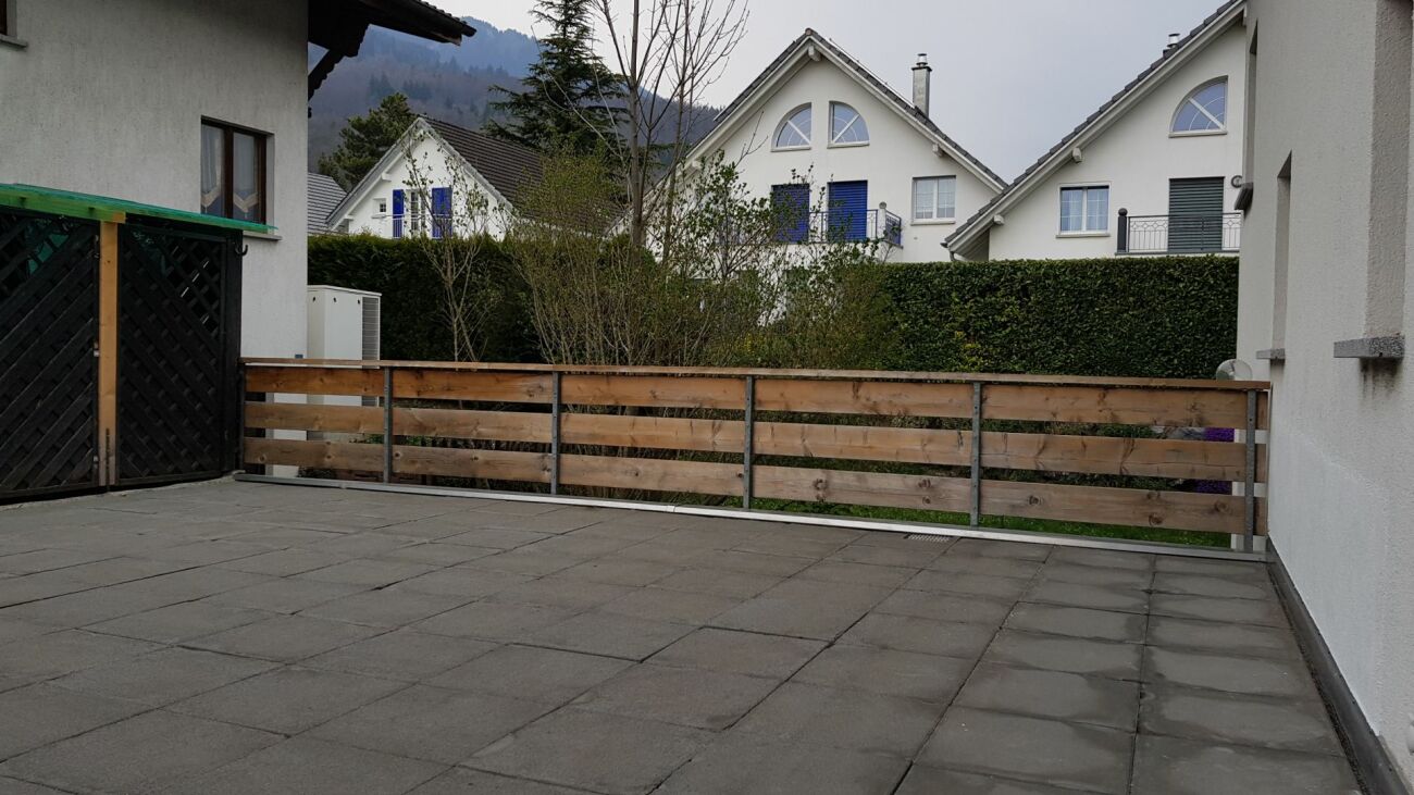 Terrasse mit Ausblick auf Wohnhäuser
