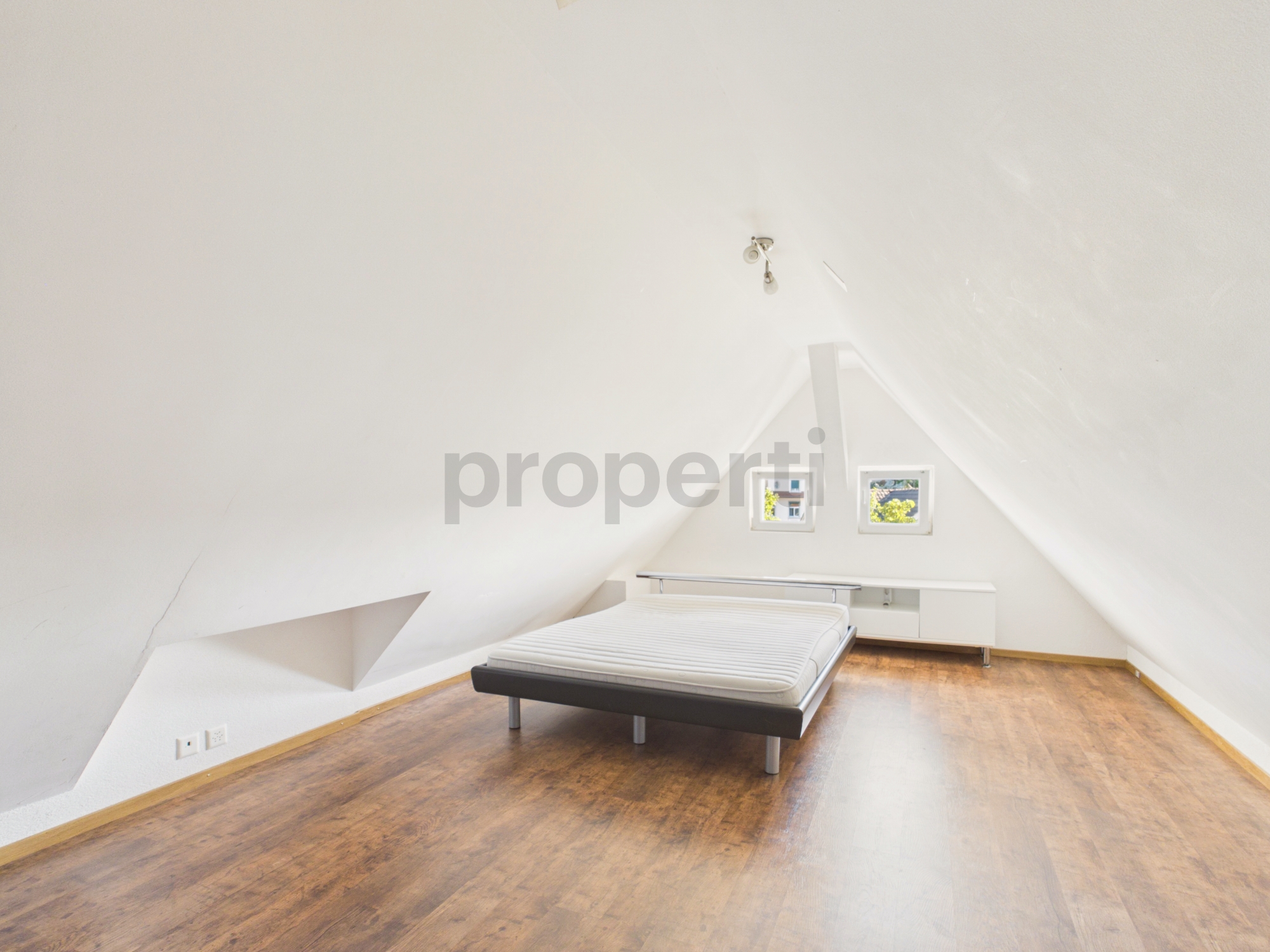 Dachgeschoss-Schlafzimmer mit Schrägen