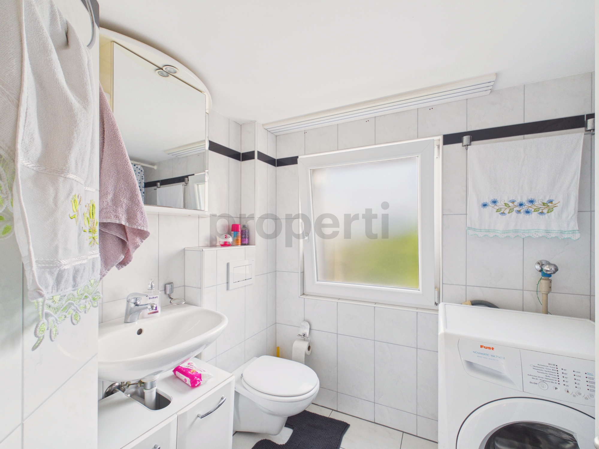 Kompaktes Badezimmer mit WC und Waschbecken