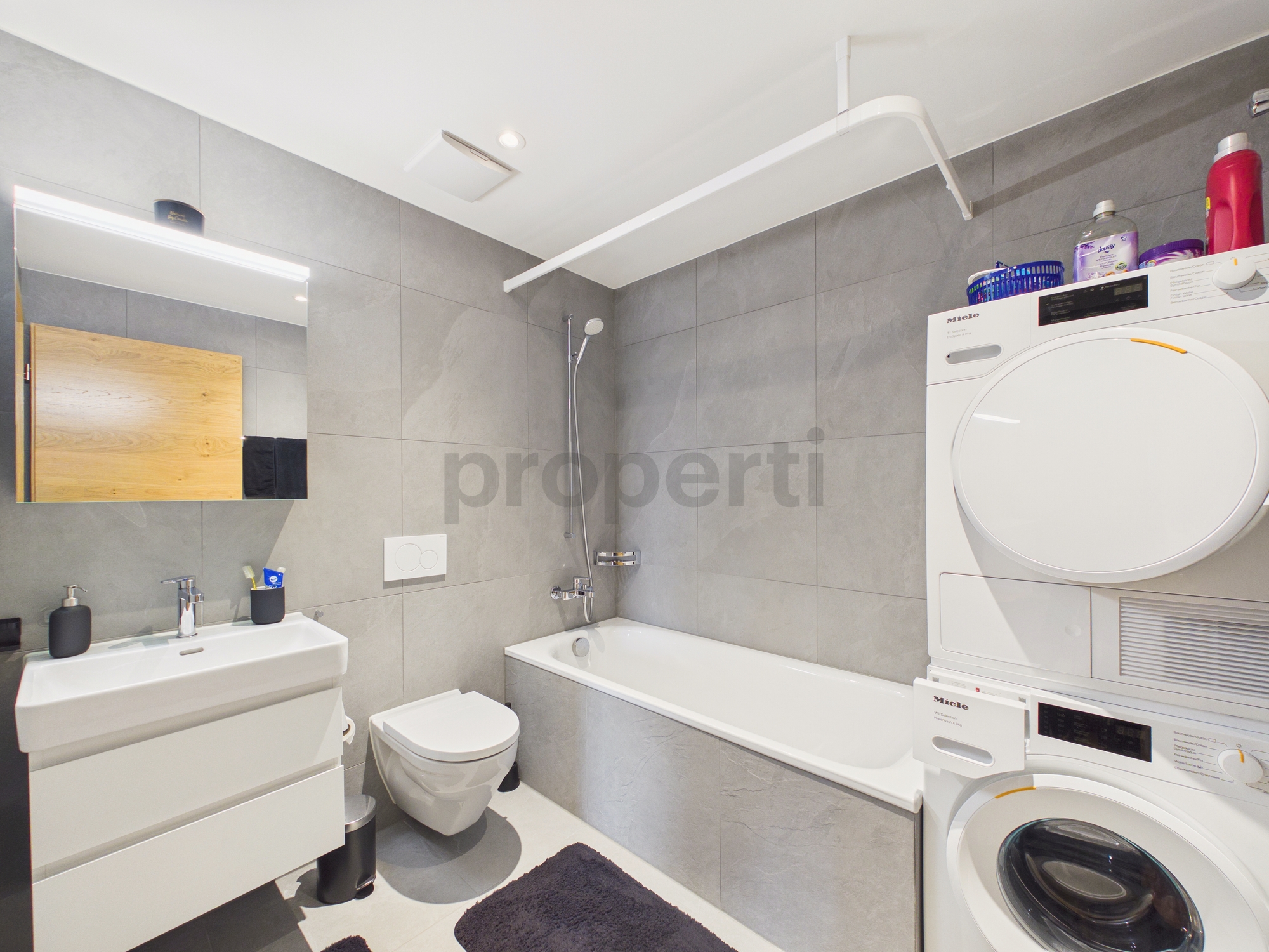 Modernes Badezimmer mit Waschmaschine