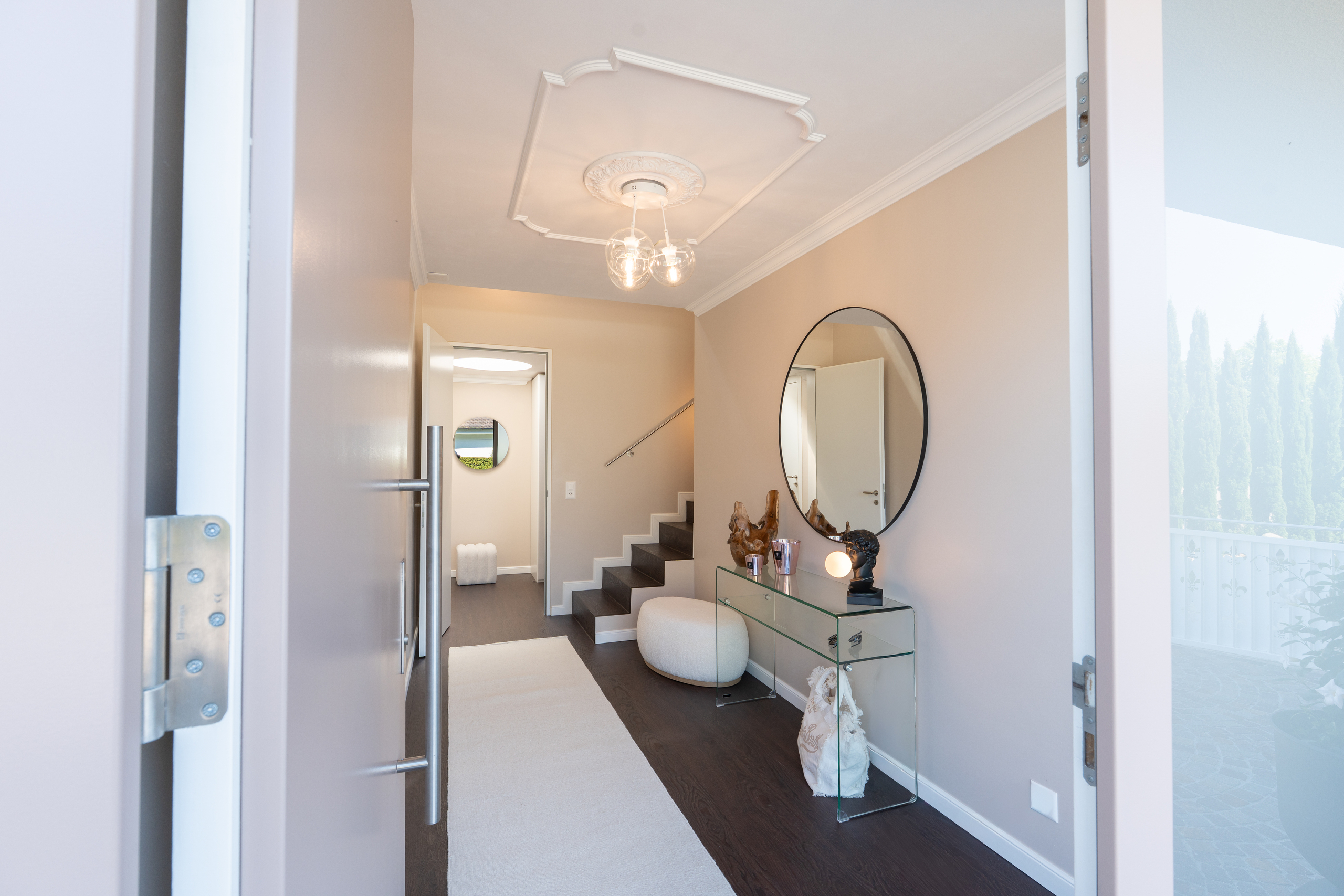 Eleganter Eingangsbereich mit Treppe