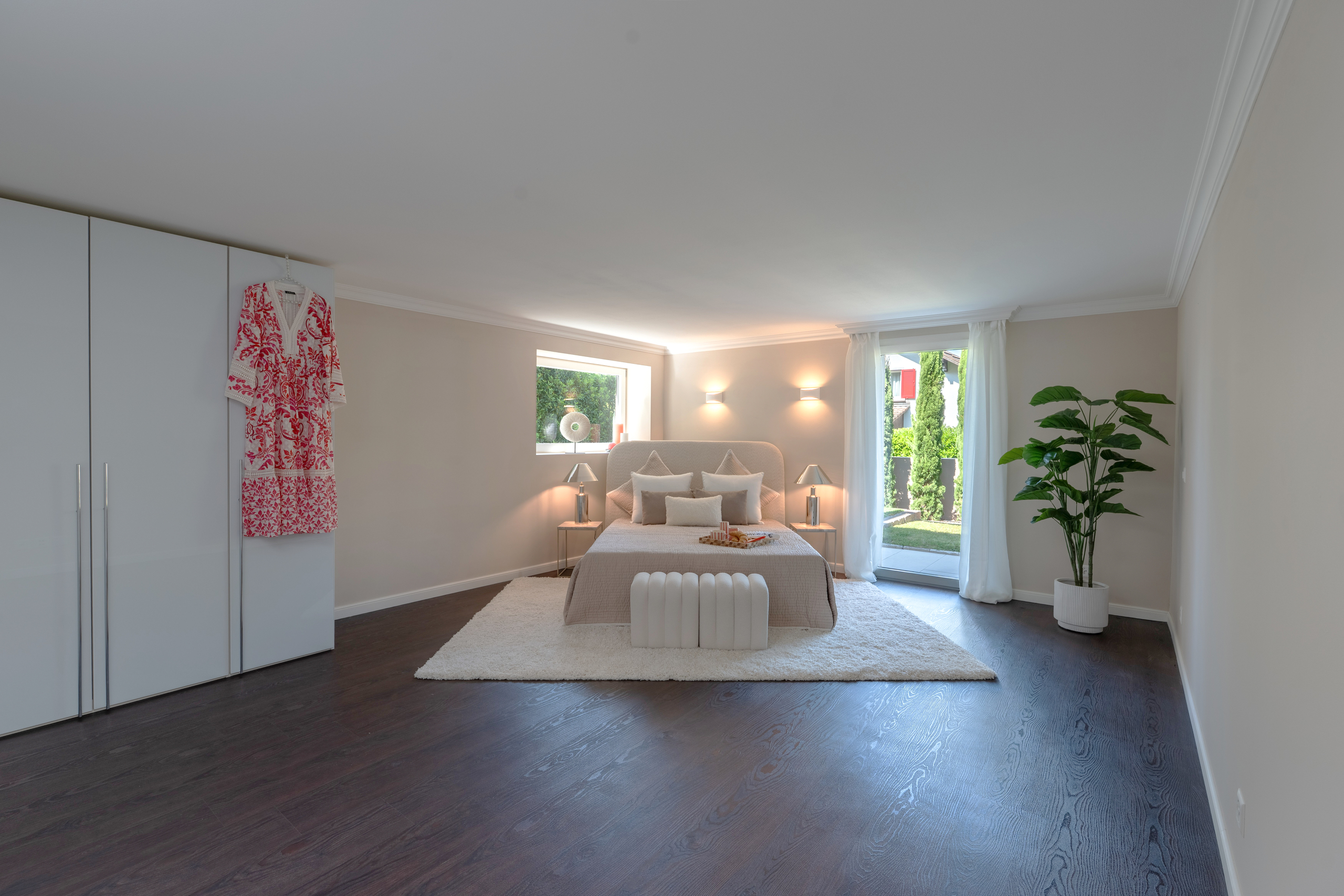 Helles, minimalistisches Schlafzimmer mit Staging
