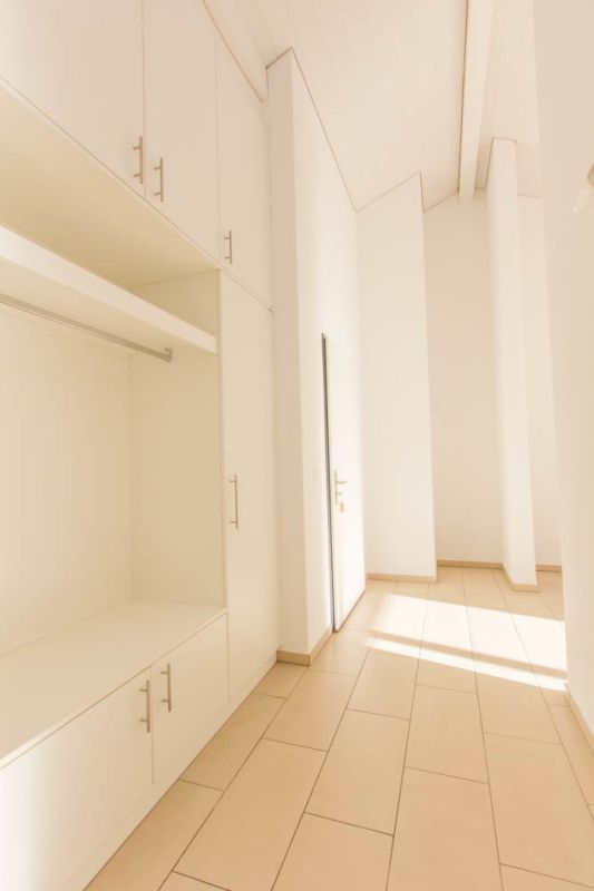 Heller Flur mit Einbauschrank