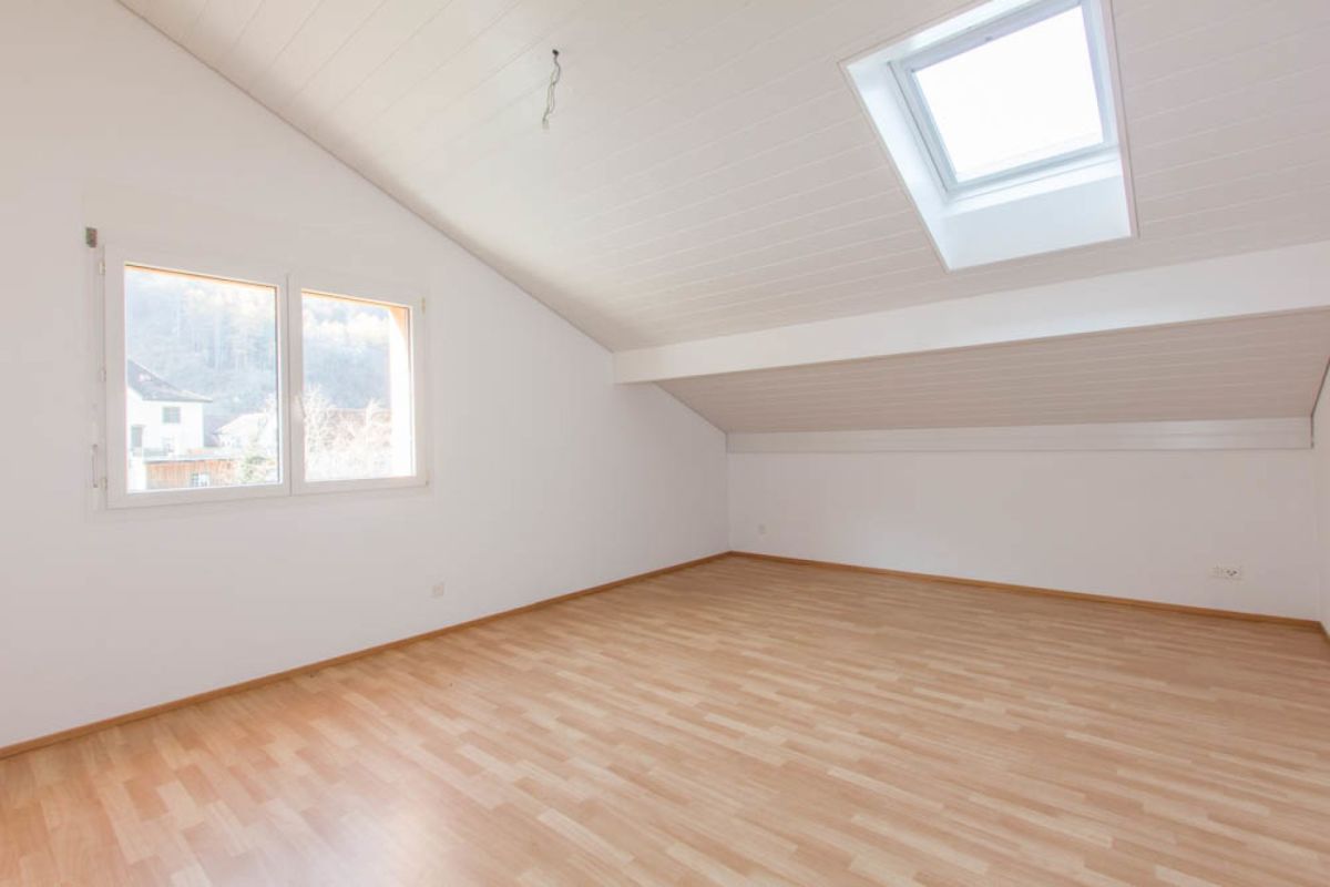 Leerer Dachgeschossraum mit Dachfenster