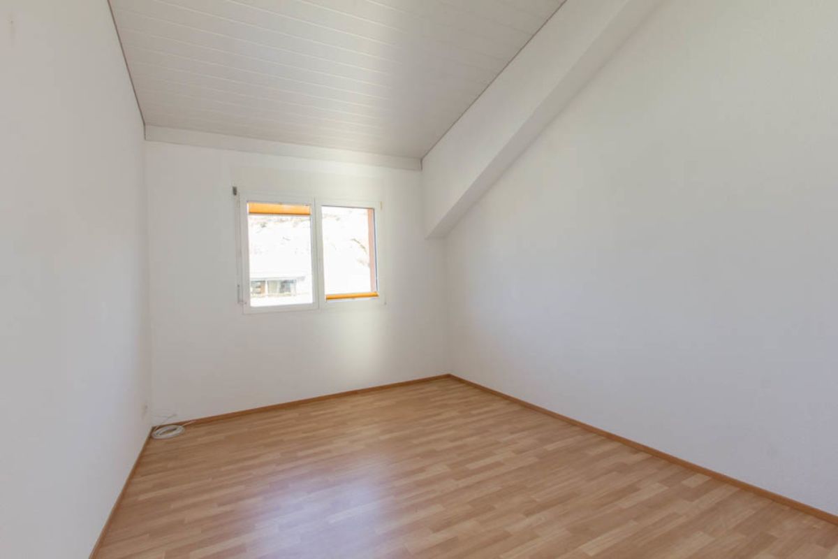 Leerer heller Raum mit Fenster