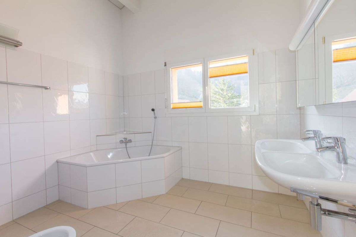 Helles Badezimmer mit Badewanne und Doppelwaschbecken