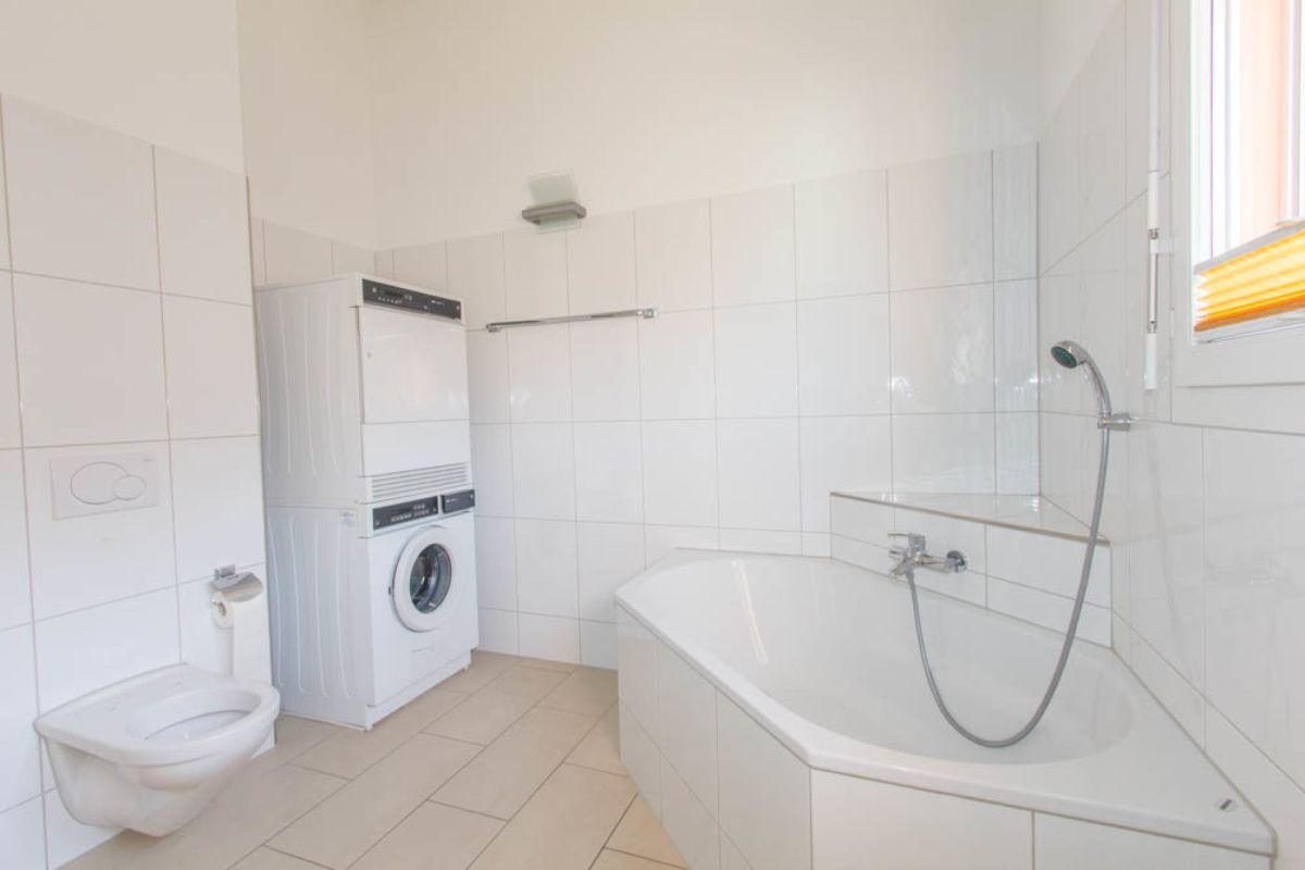 Badezimmer mit Badewanne und Waschturm