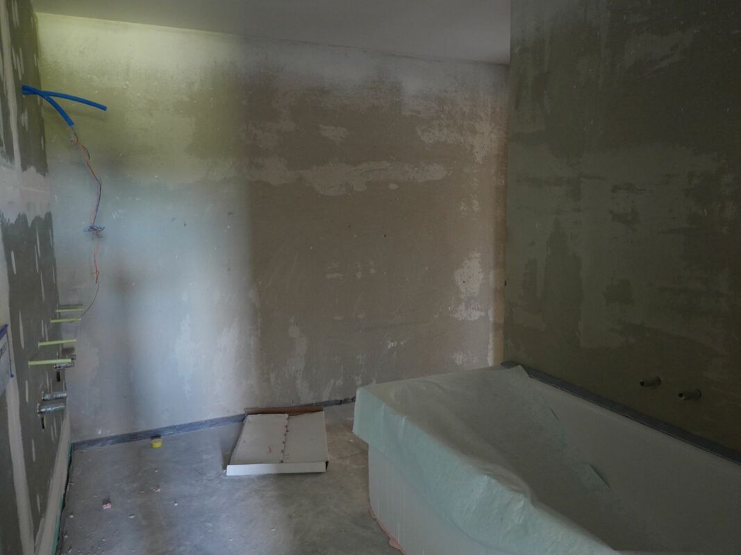 Unvollendeter Innenraum mit Bauarbeiten