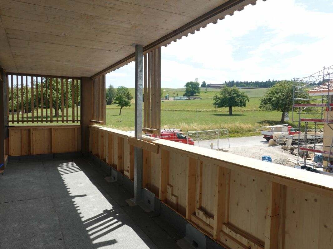 Überdachter Balkon im Rohbau mit Blick ins Grüne