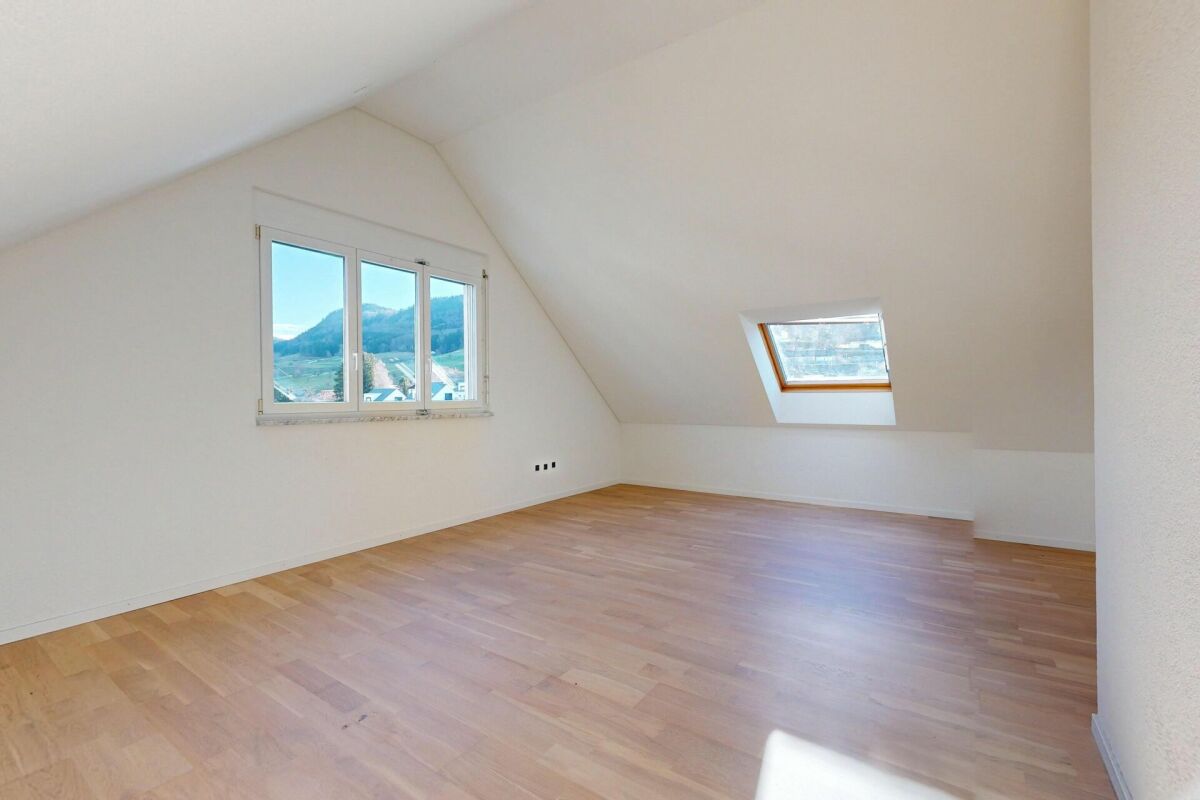 Heller Dachraum mit Fenster und Dachfenster
