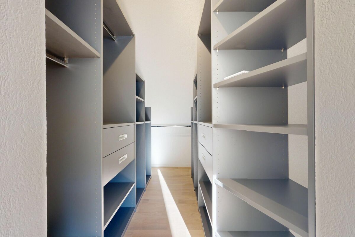 Begehbarer Kleiderschrank mit Regalen