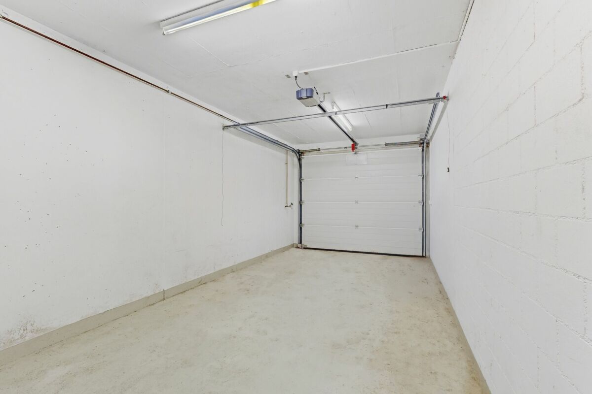 Garage mit Tor und weiß gestrichenen Wänden