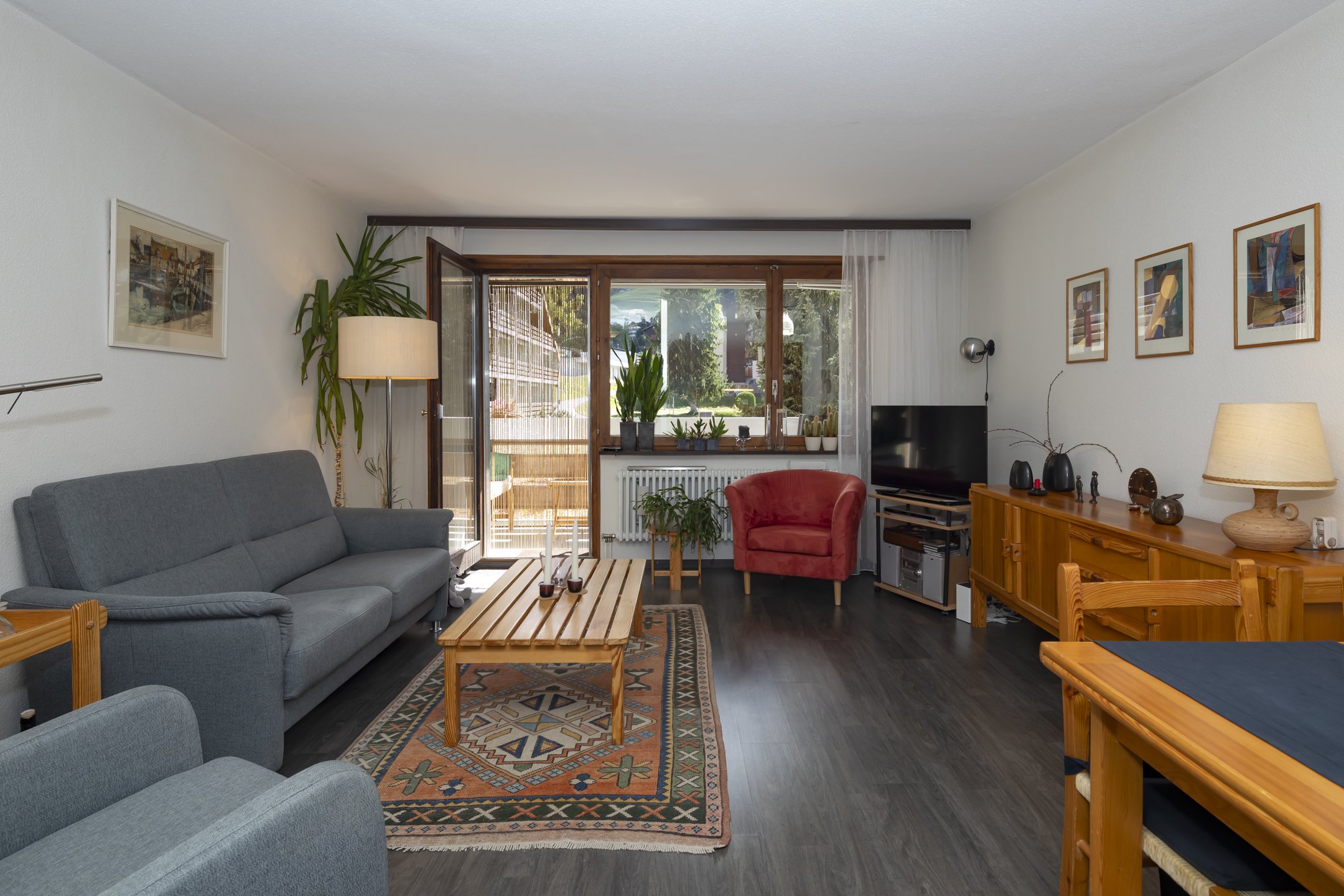 Helles Wohnzimmer mit Blick in den Garten