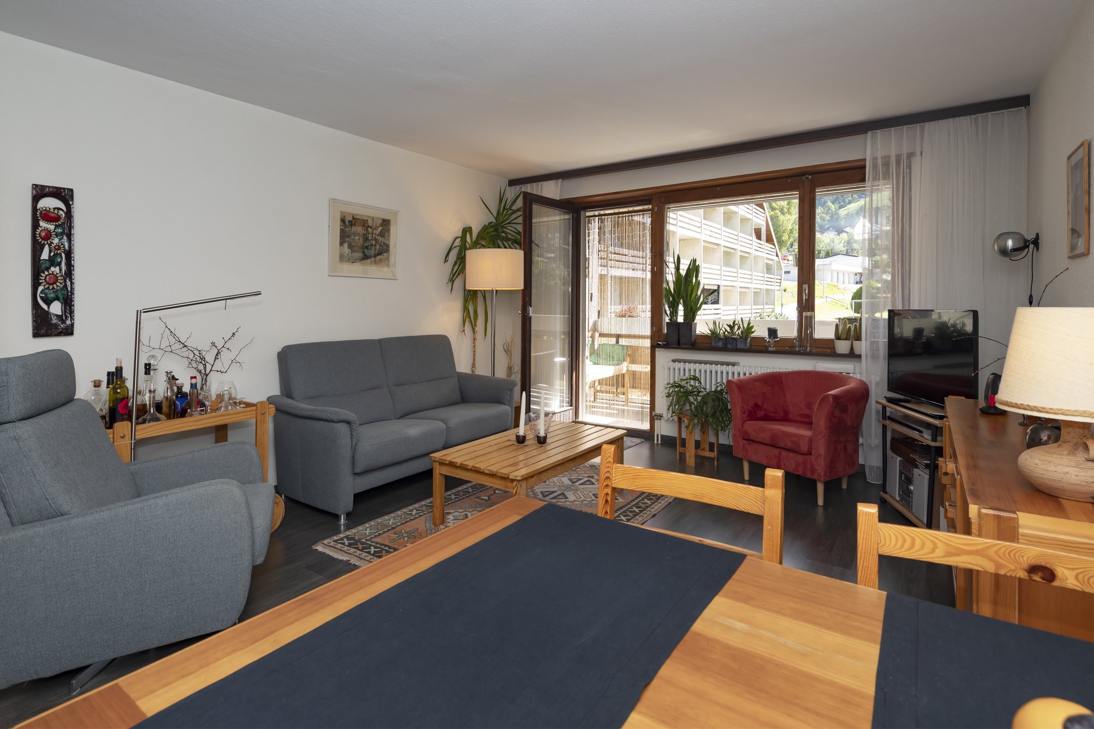 Wohnzimmer mit Balkon- bzw. Terrassenzugang