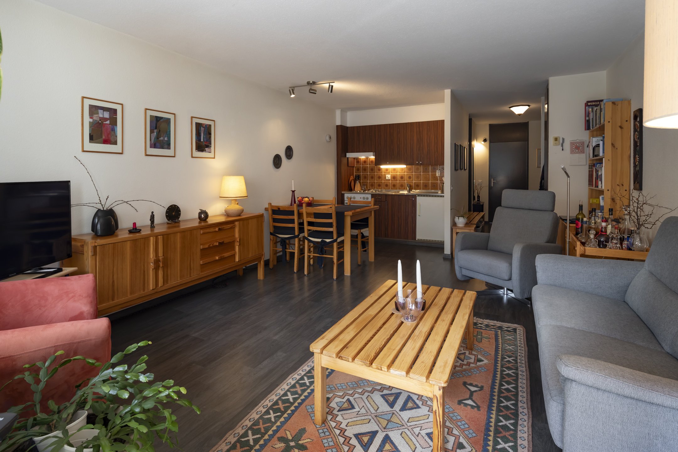 Wohnzimmer mit offener Küche