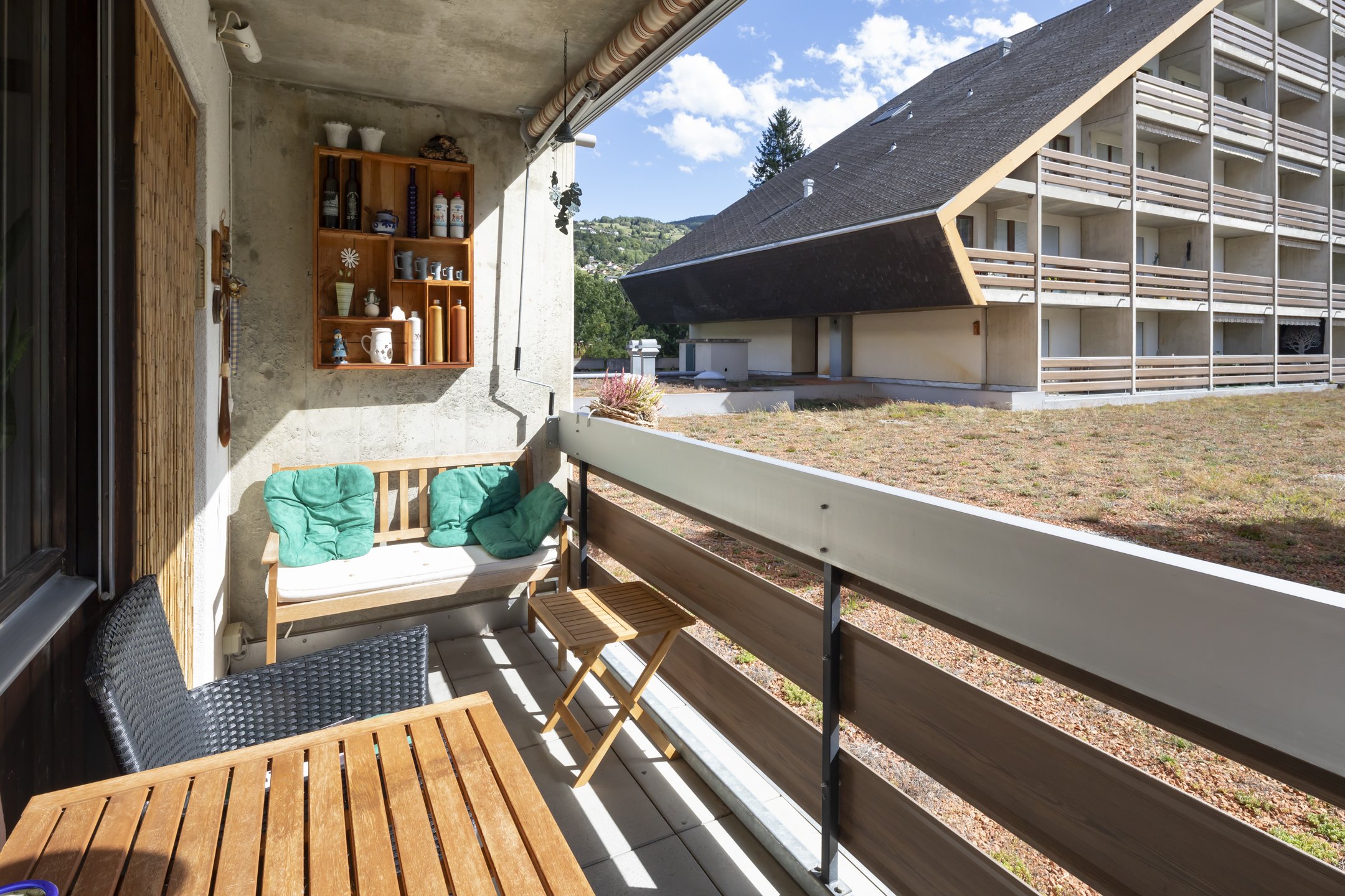 Gemütlicher Balkon mit Sitzgruppe und Bergblick