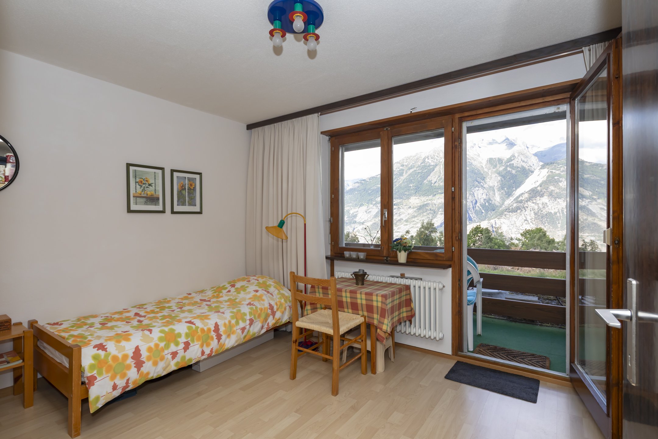 Gemütliches Schlafzimmer mit Bergblick