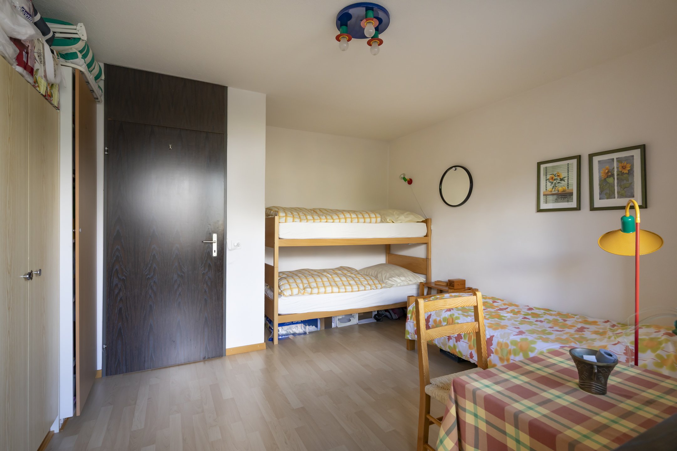 Kinderzimmer mit Etagenbett und Schreibtisch